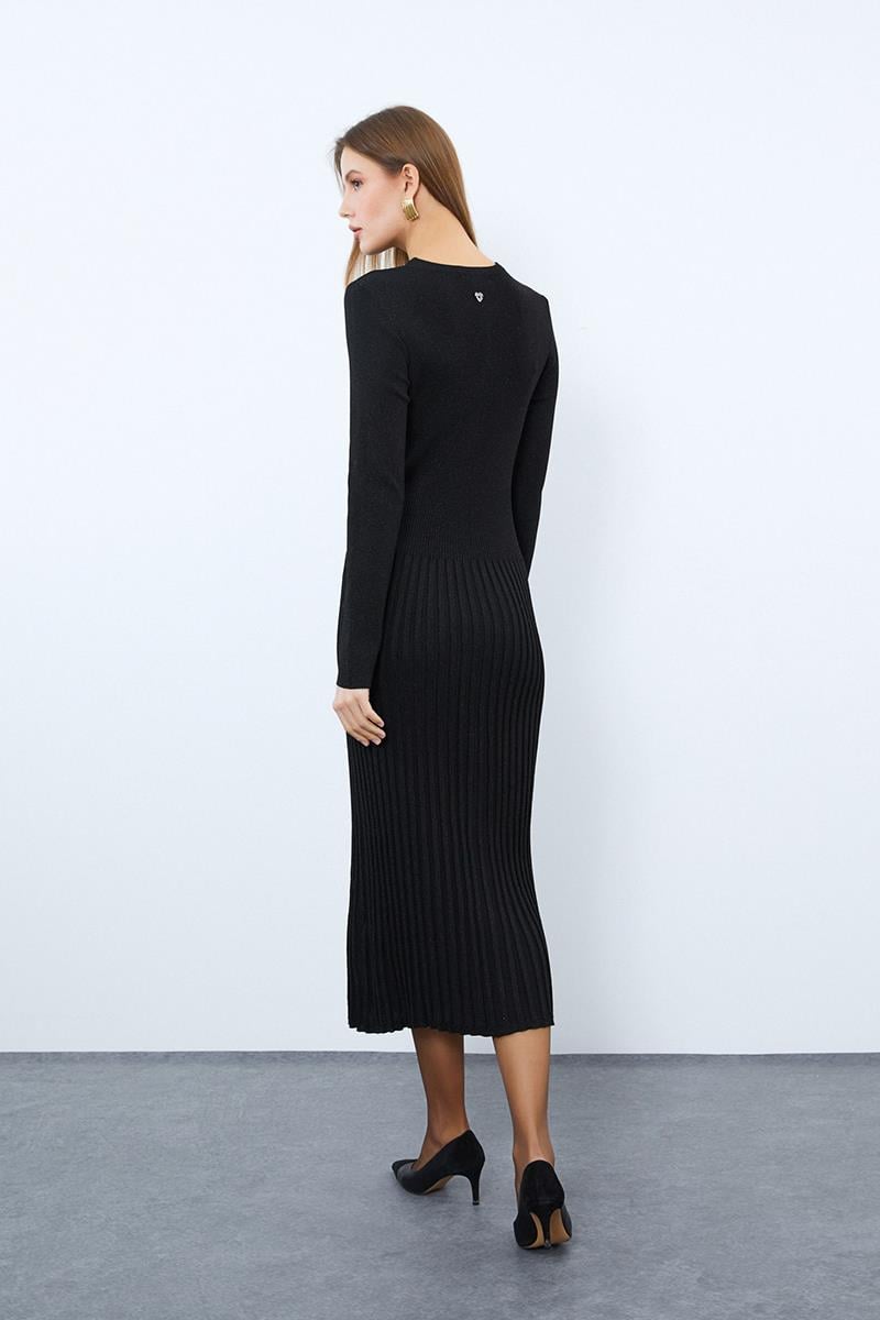 Платье миди с металлическими нитями и ребристым воротником с круглым вырезом.