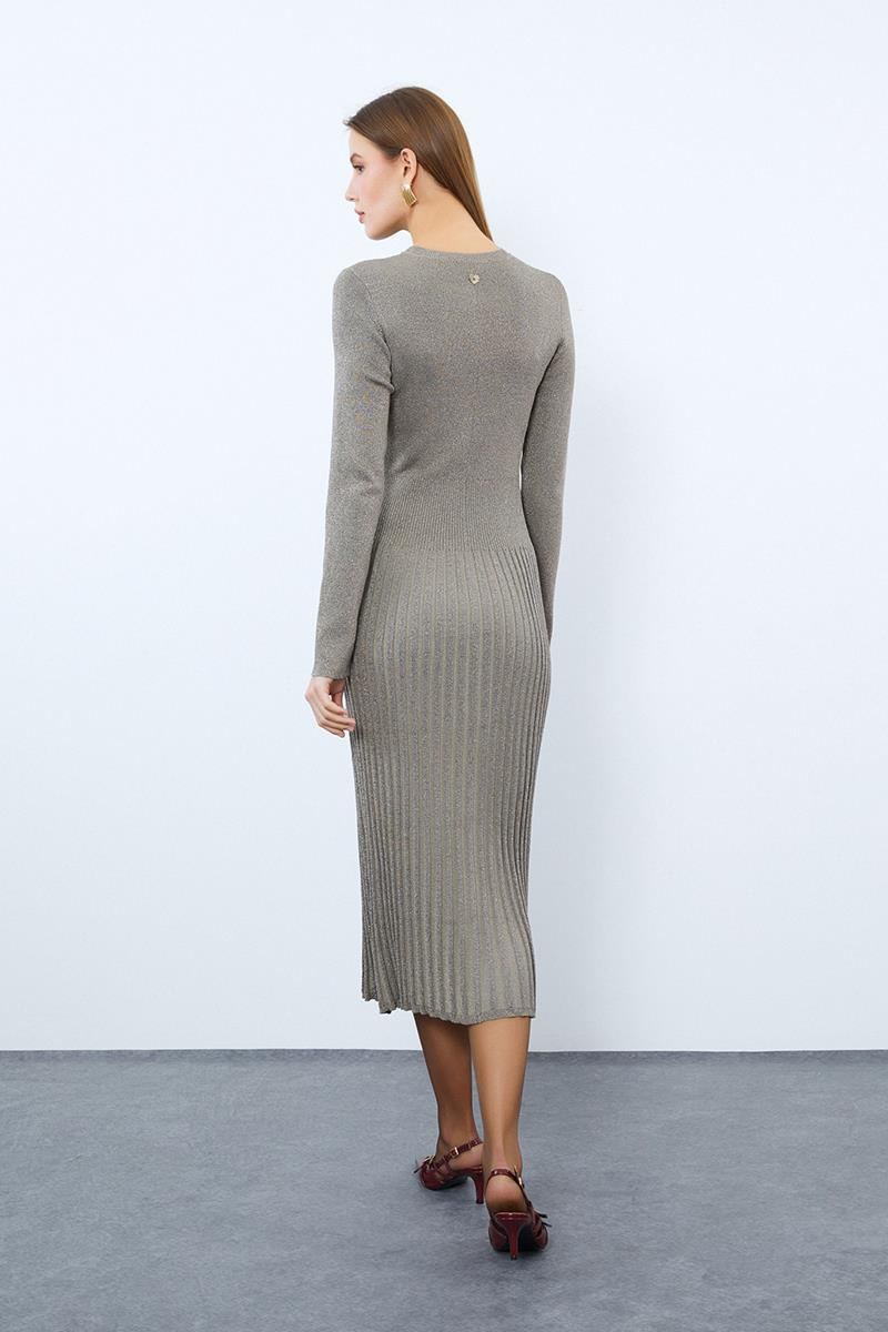 Платье миди с металлическими нитями и ребристым воротником с круглым вырезом.