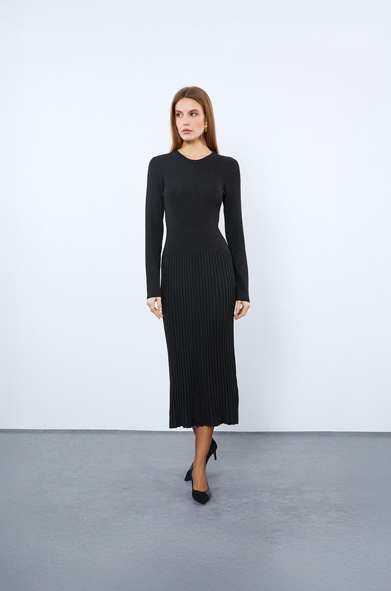 Платье миди с металлическими нитями и ребристым воротником с круглым вырезом.