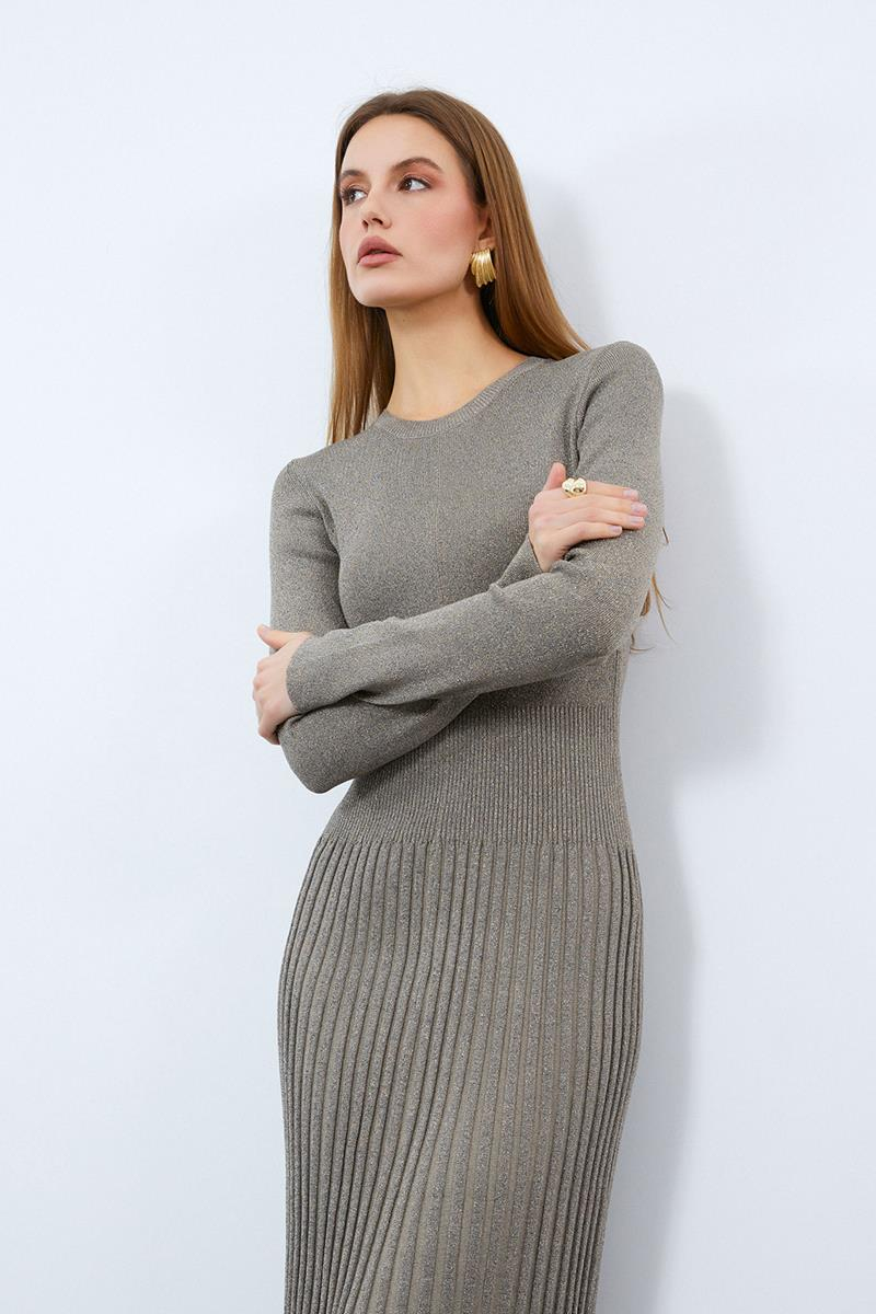 Платье миди с металлическими нитями и ребристым воротником с круглым вырезом.