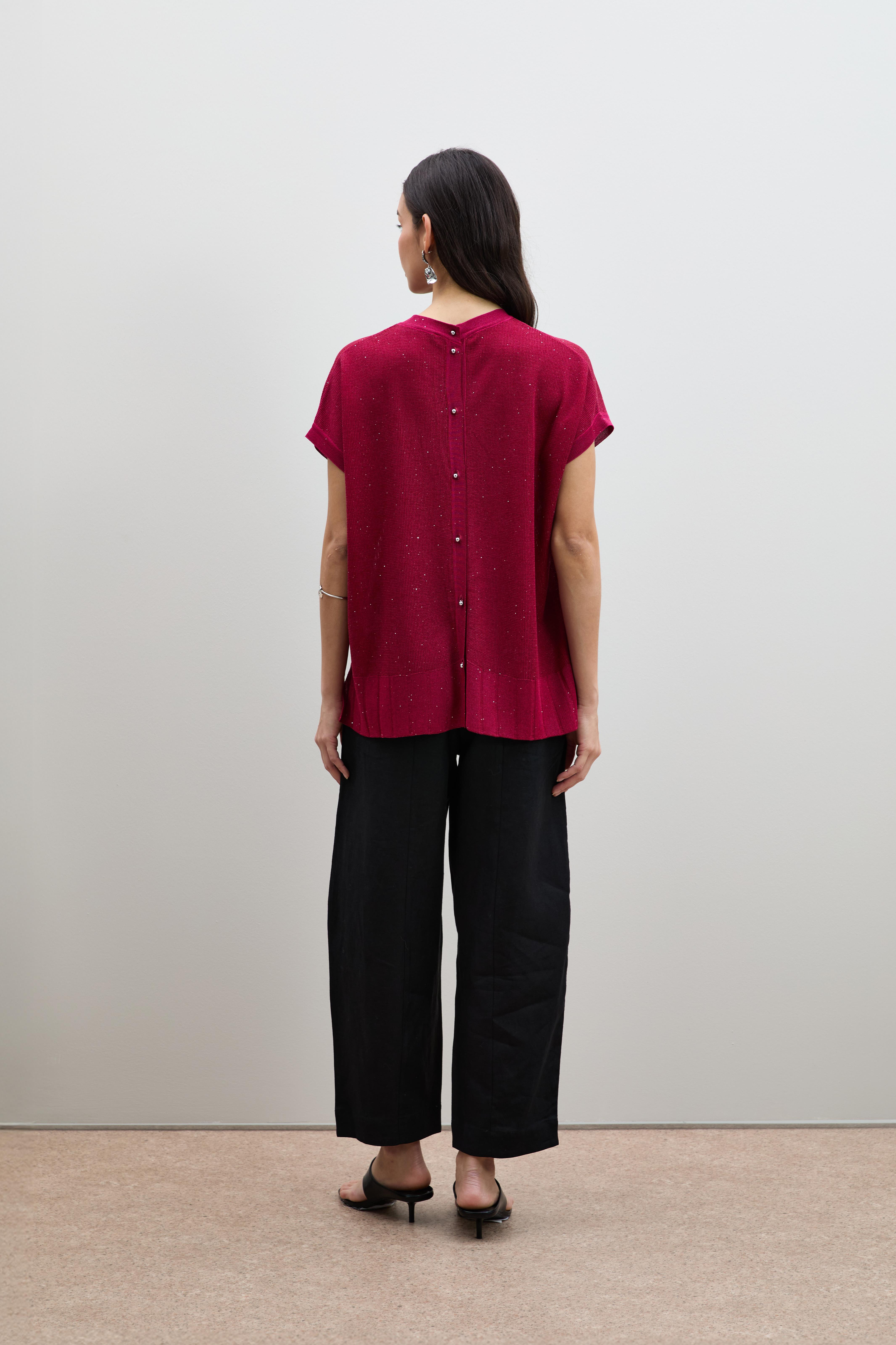 Свитер с пайетками и кнопочными деталями