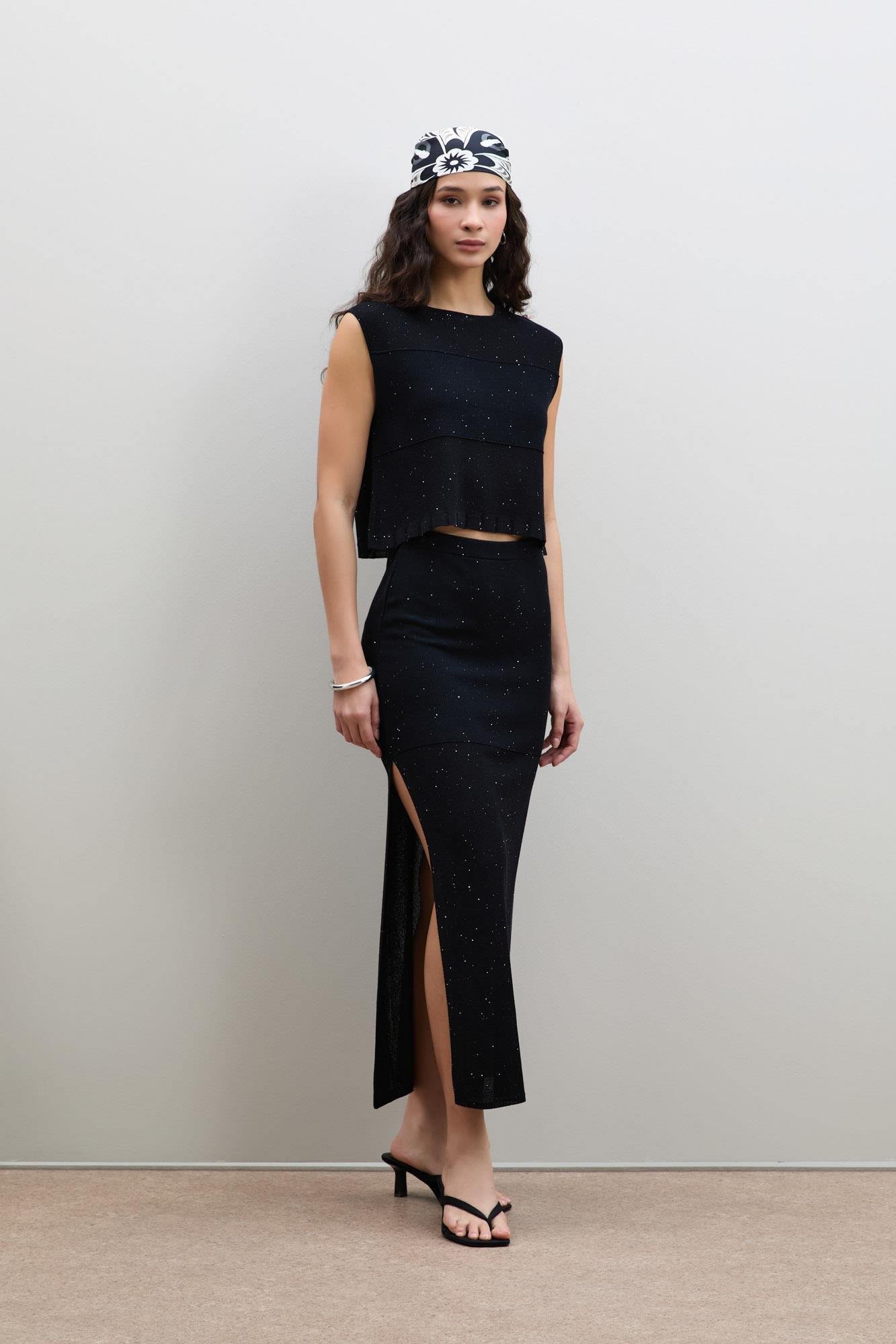 Юбка с разрезом и полосатыми деталями из мини-пайеток