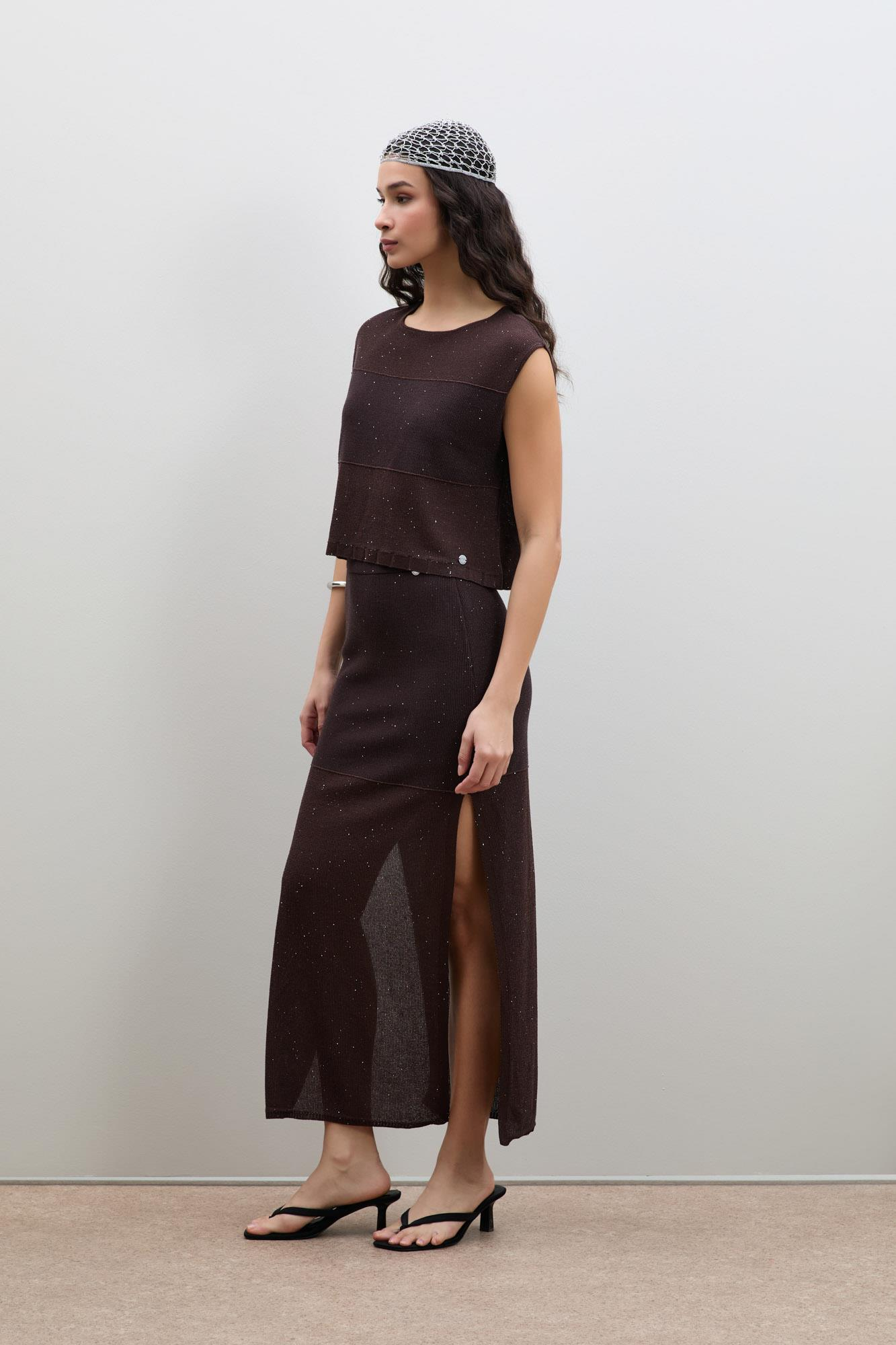 Юбка с разрезом и полосатыми деталями из мини-пайеток