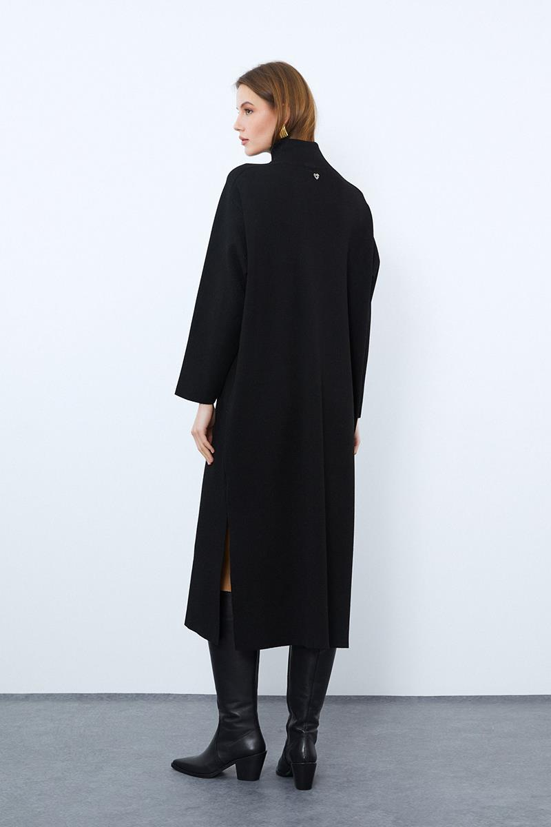 Платье с воротником-водолазкой и разрезами из смеси органического хлопка.