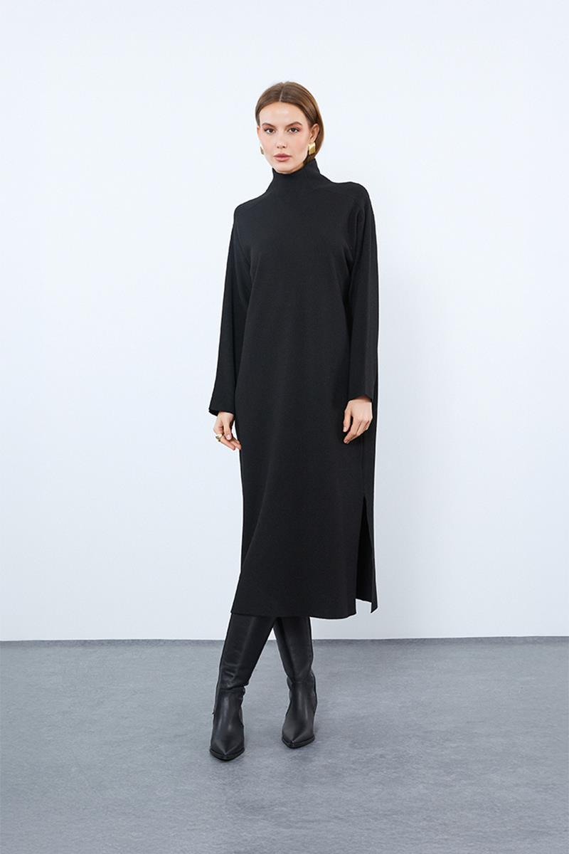 Платье с воротником-водолазкой и разрезами из смеси органического хлопка.