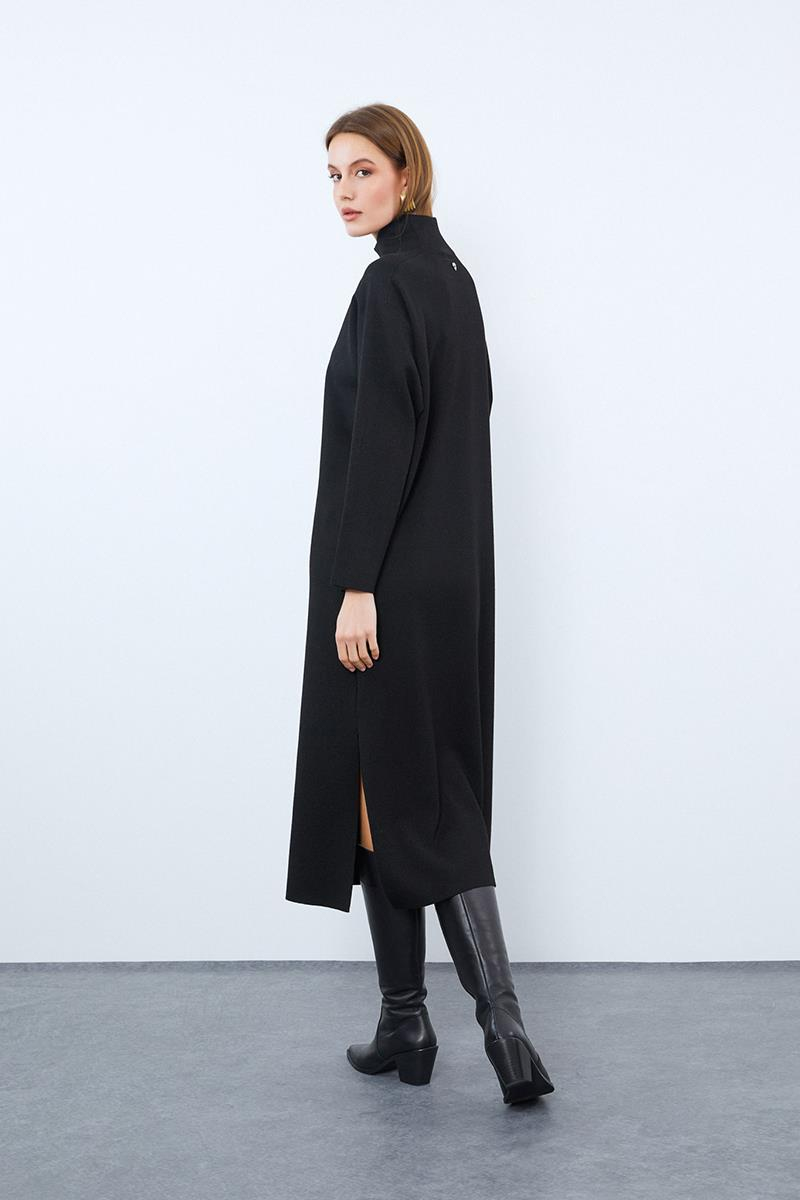 Платье с воротником-водолазкой и разрезами из смеси органического хлопка.