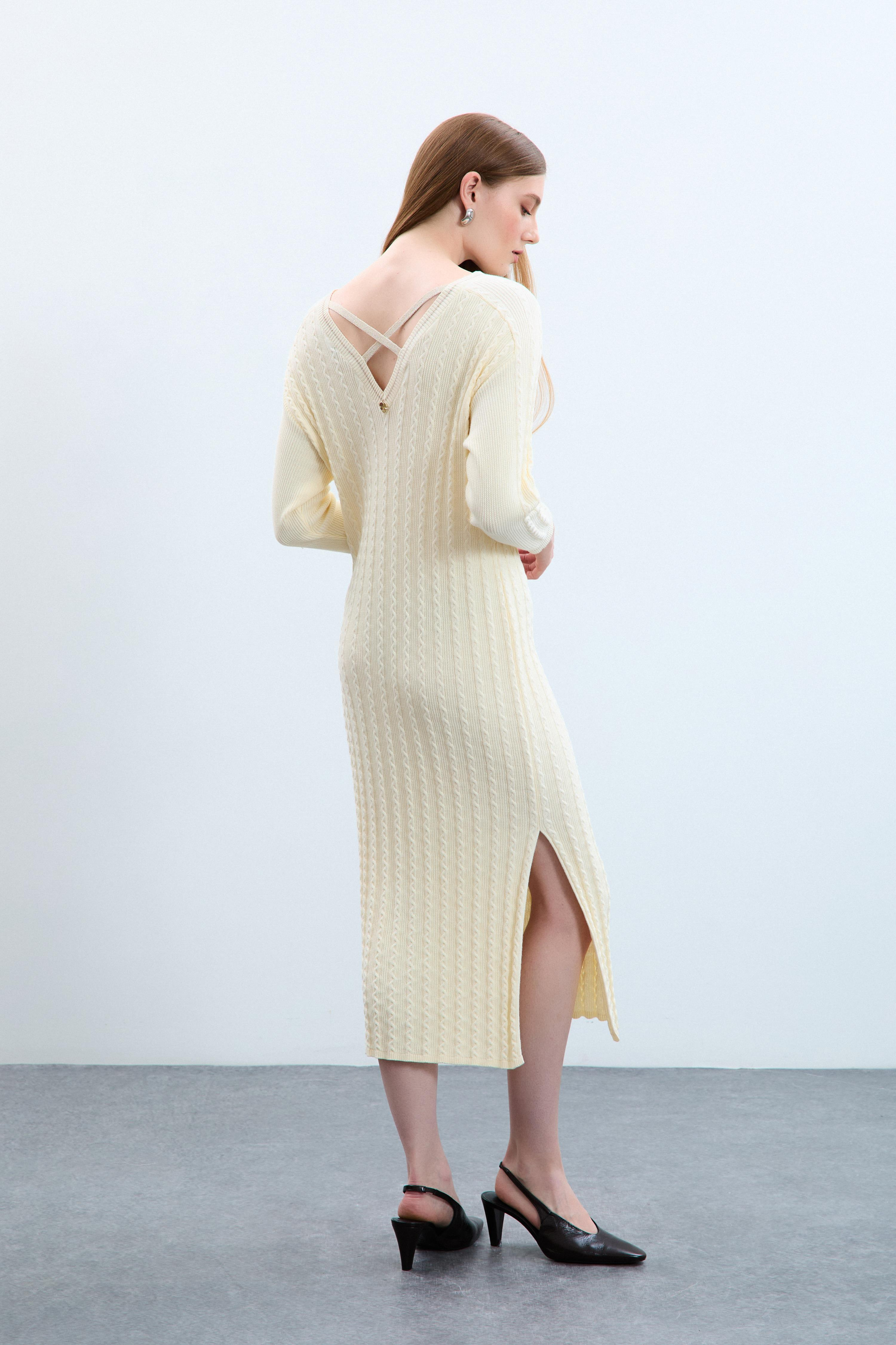 Organik Pamuk Karışımlı Yırtmaçlı Sırt Detaylı Elbise