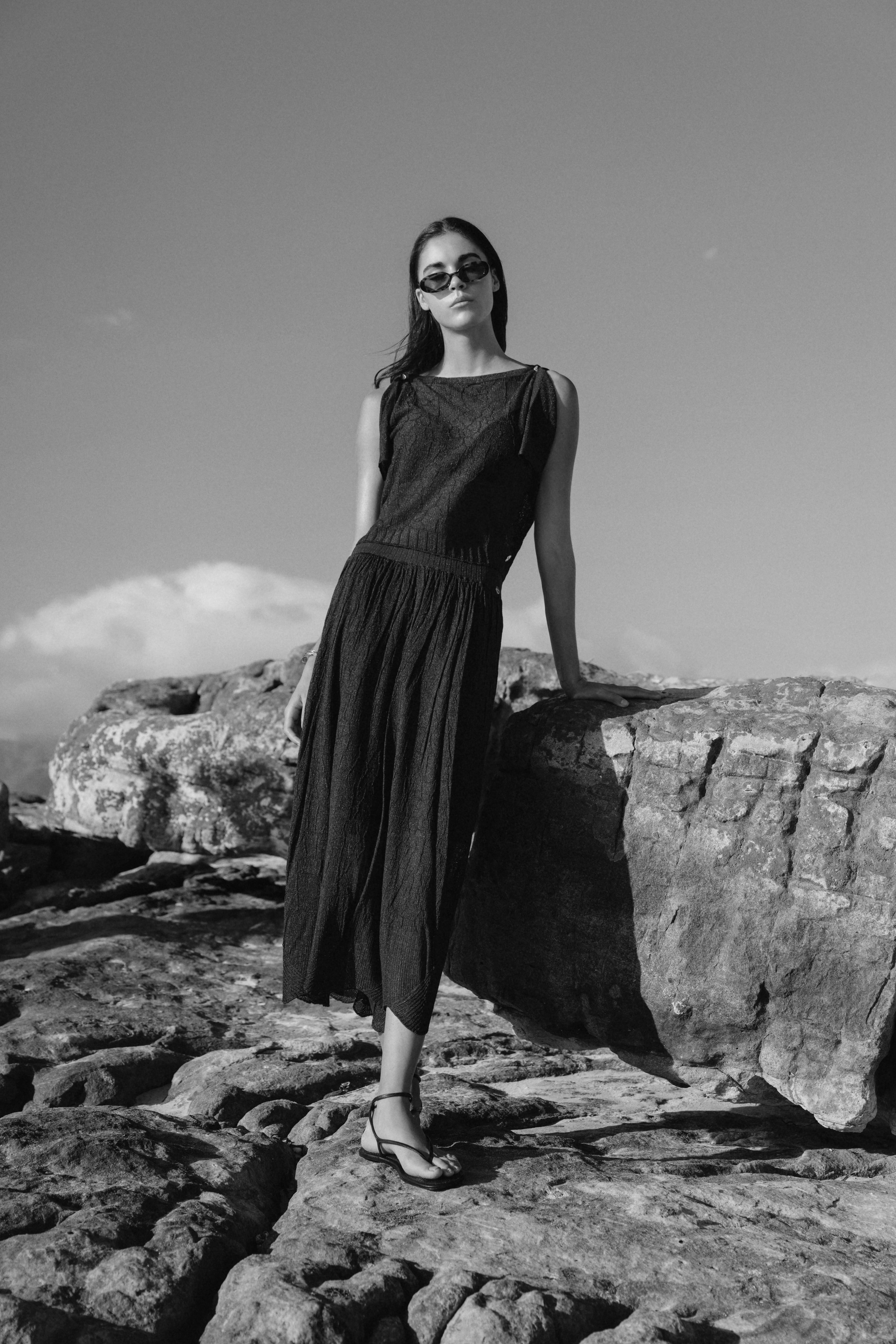 Полупрозрачный фактурный свитер с акцентом на плечах KZK12286SİYAH