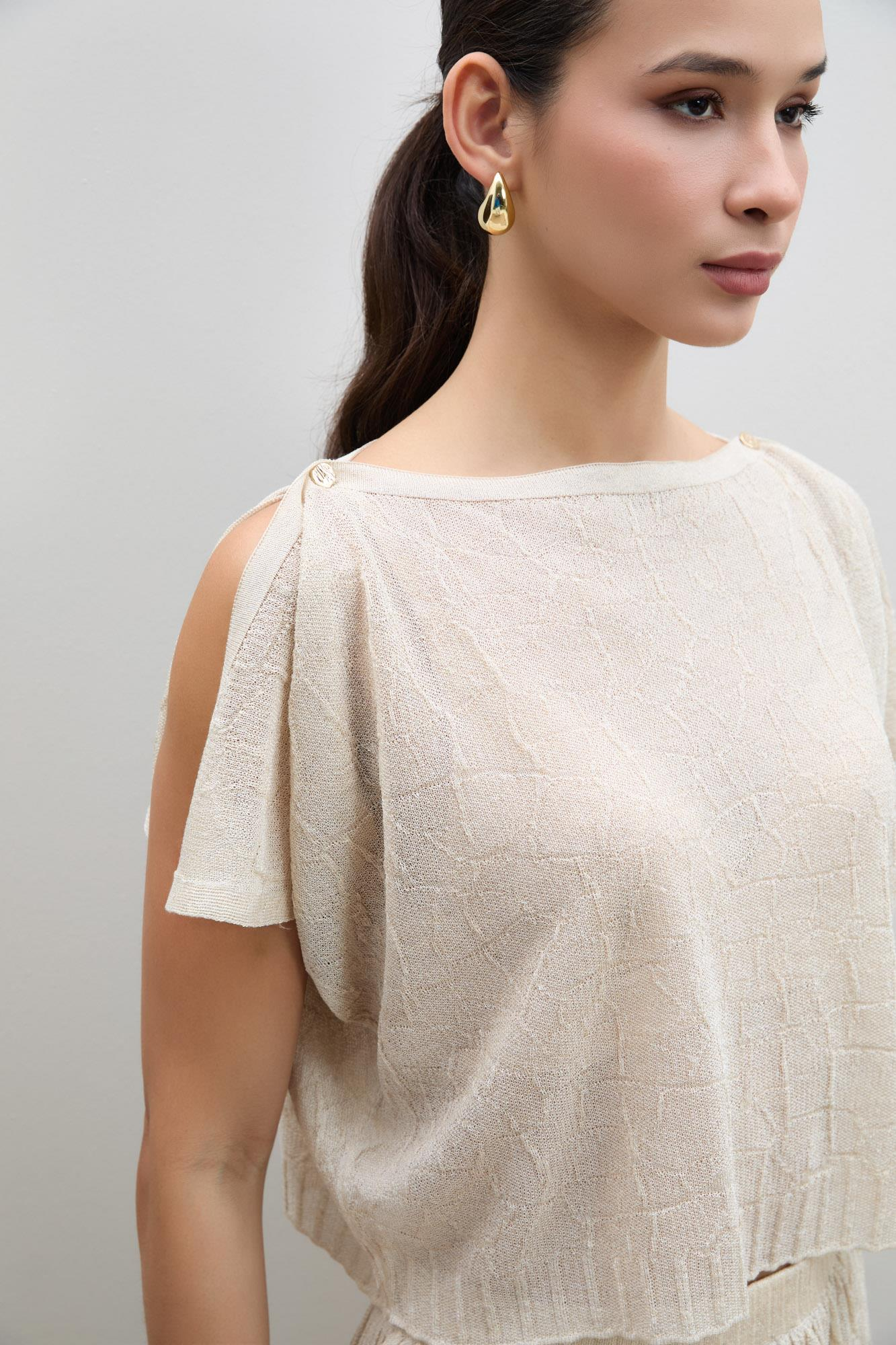 Полупрозрачный фактурный свитер с акцентом на плечах