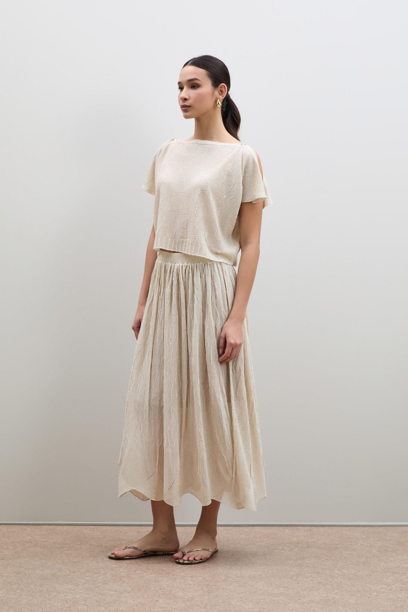 Полупрозрачный фактурный свитер с акцентом на плечах