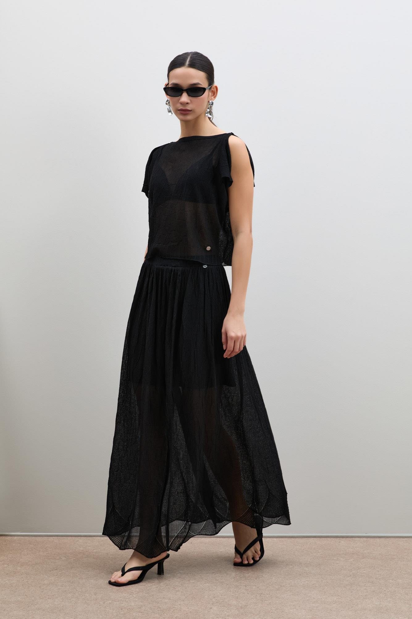 Полупрозрачный фактурный свитер с акцентом на плечах