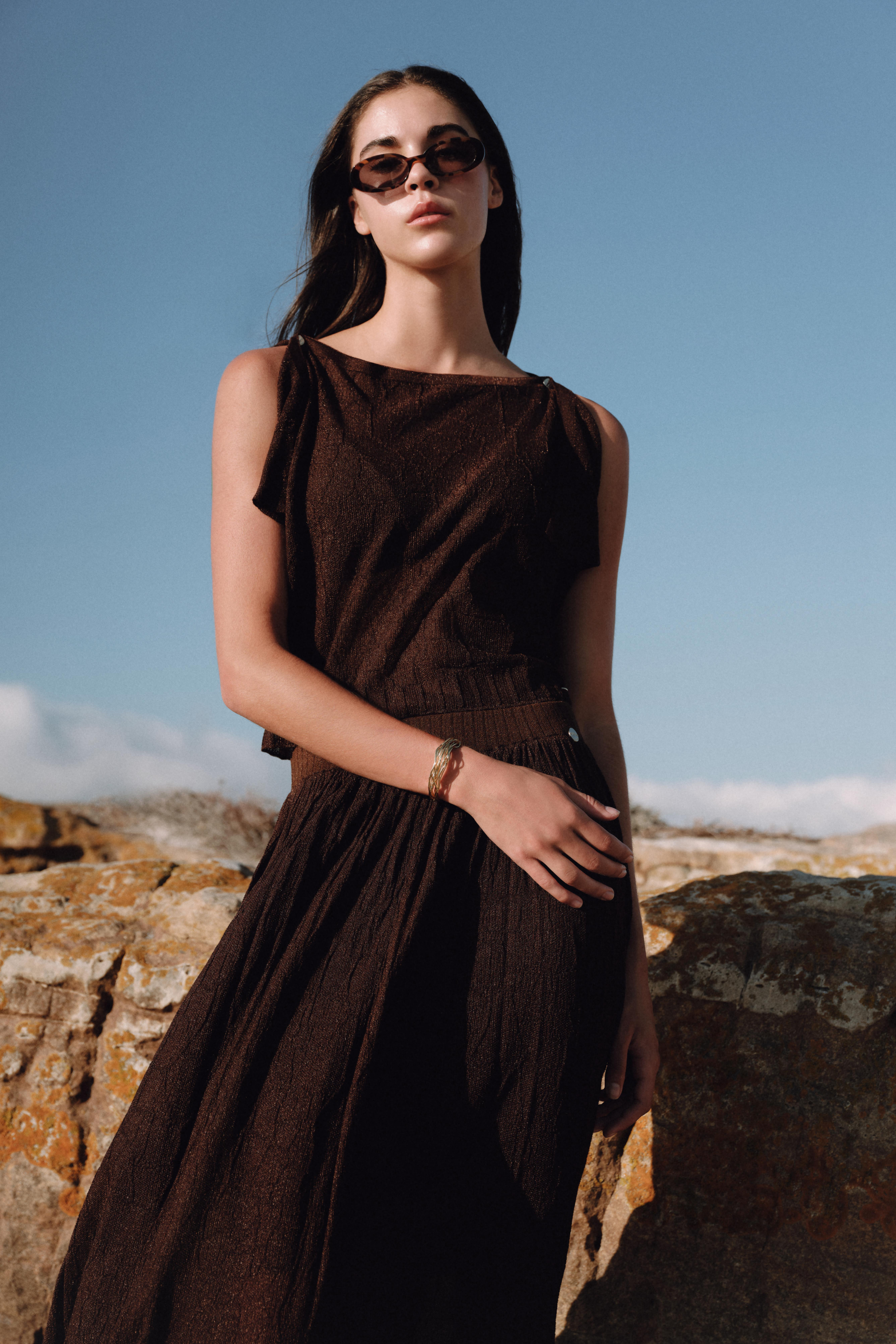 Полупрозрачный фактурный свитер с акцентом на плечах KZK12286KAHVE