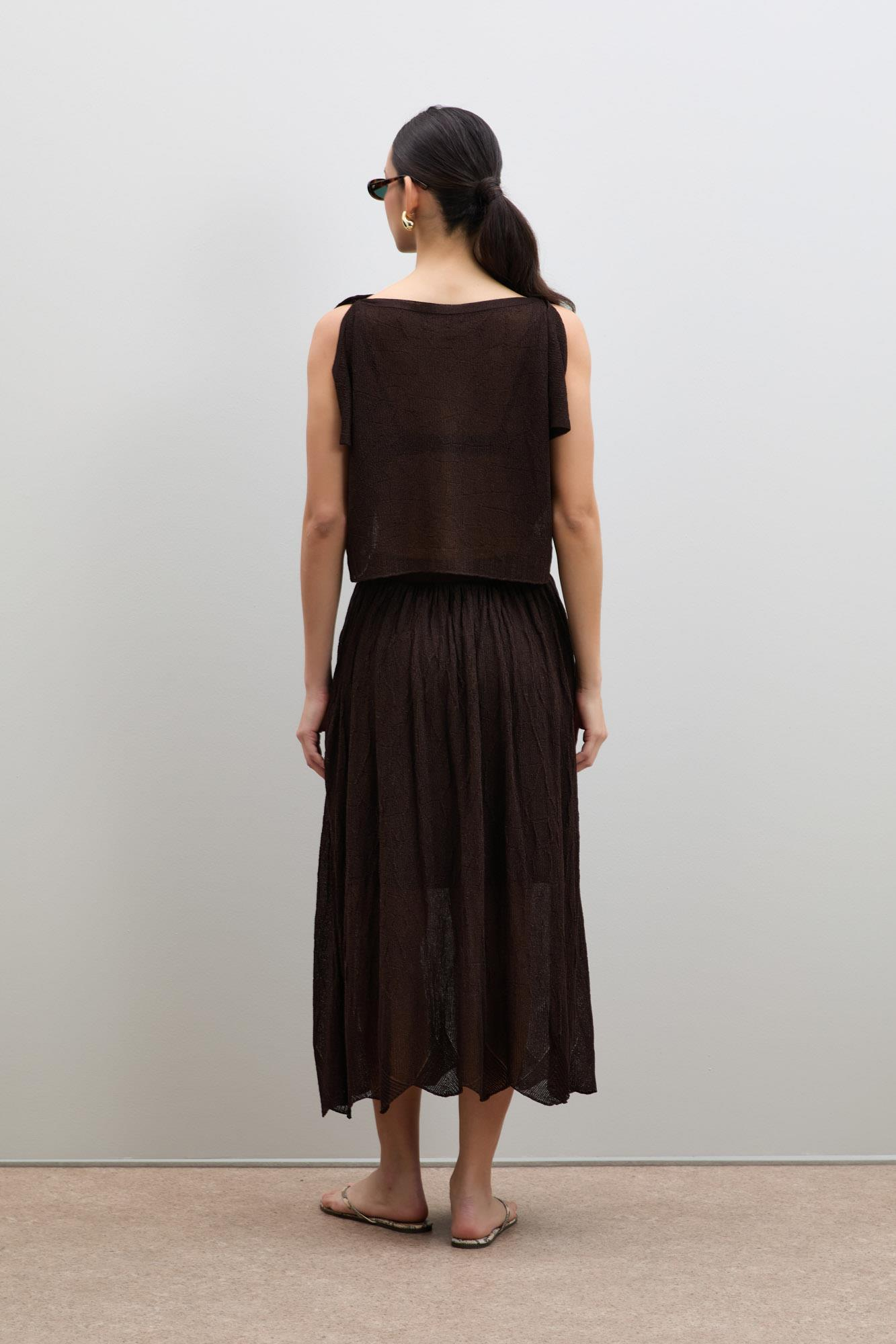 Полупрозрачный фактурный свитер с акцентом на плечах