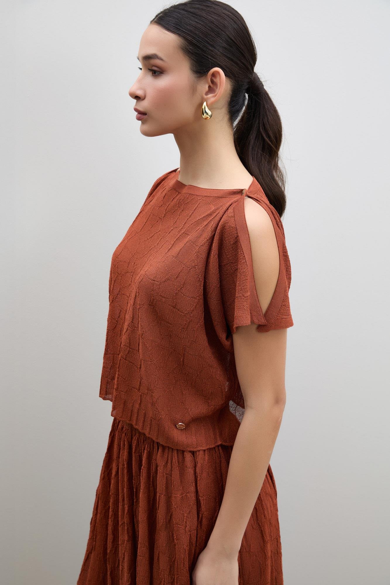 Полупрозрачный фактурный свитер с акцентом на плечах