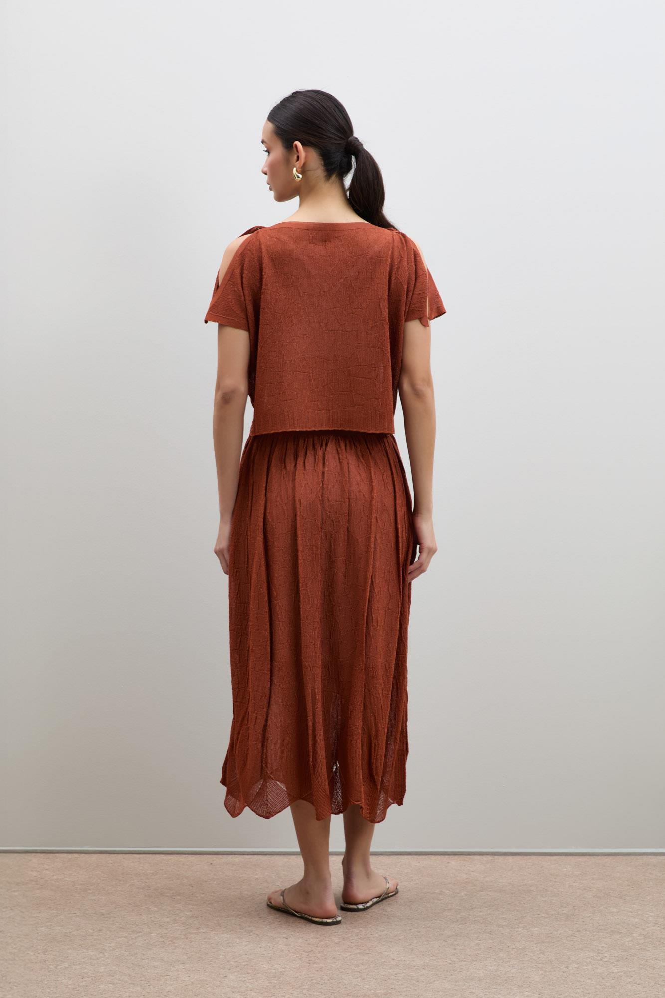 Полупрозрачный фактурный свитер с акцентом на плечах