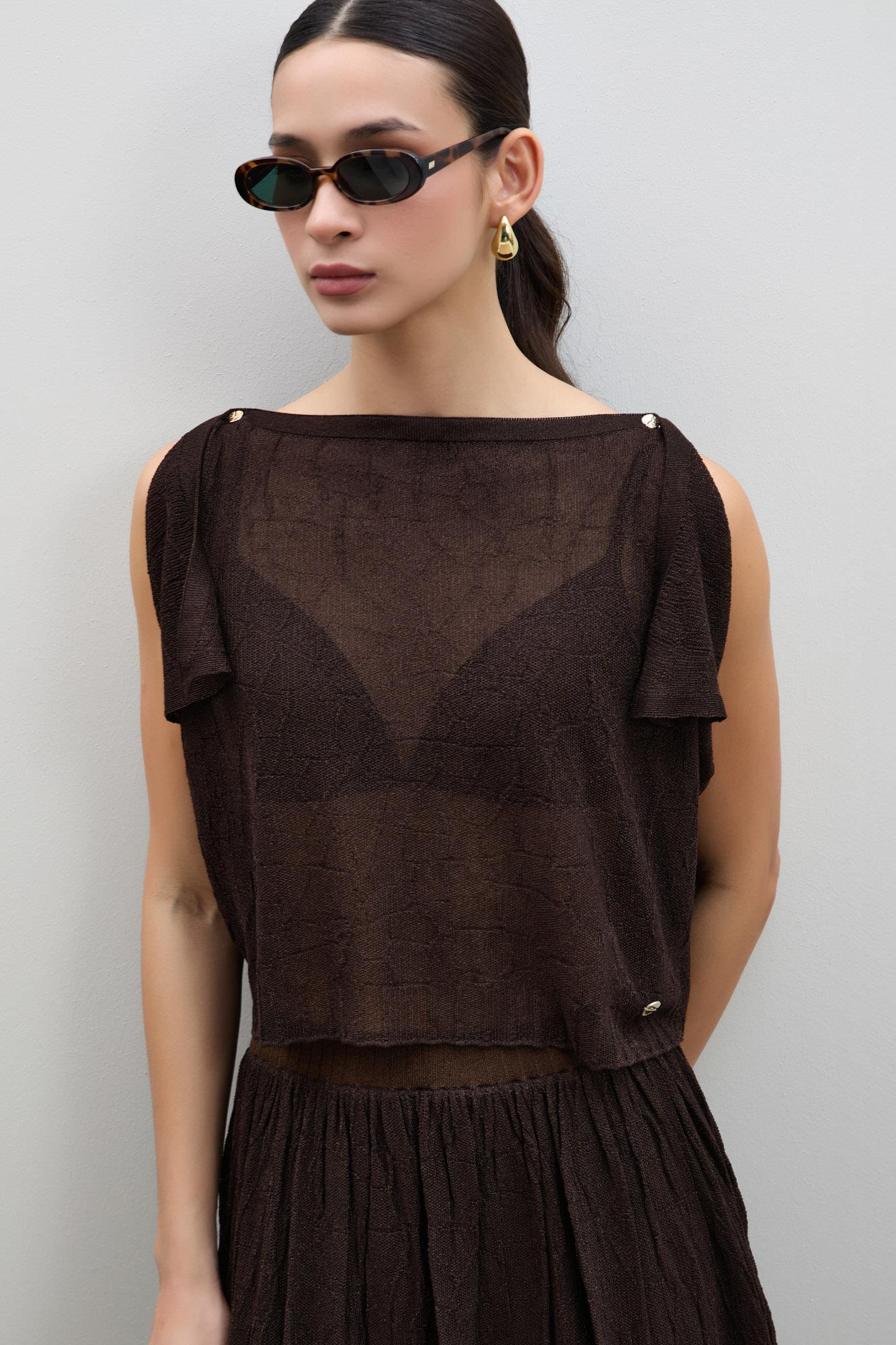 Полупрозрачный фактурный свитер с акцентом на плечах