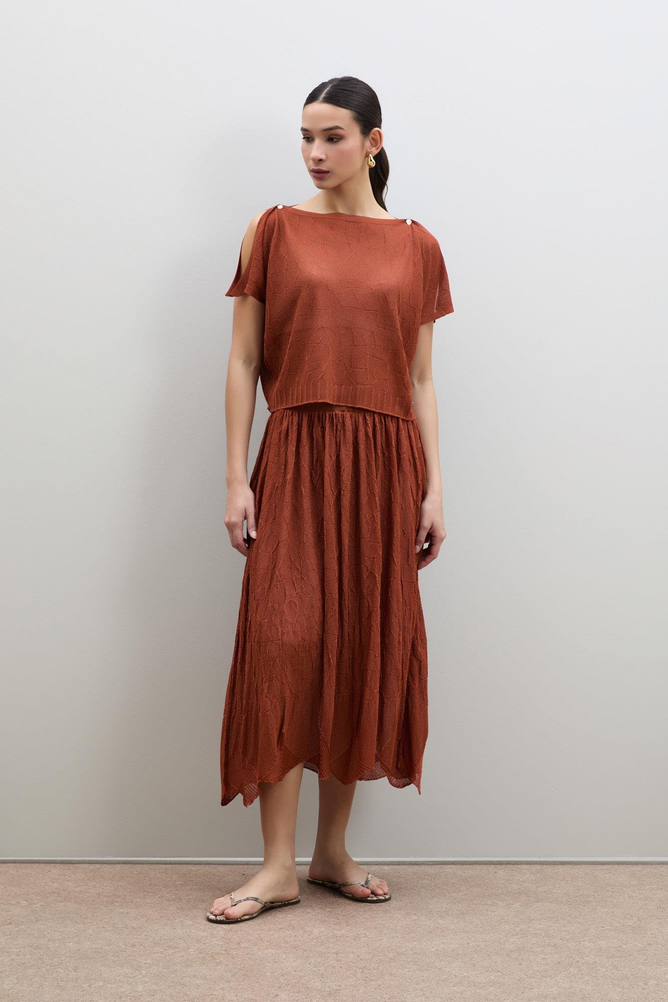 Полупрозрачный фактурный свитер с акцентом на плечах