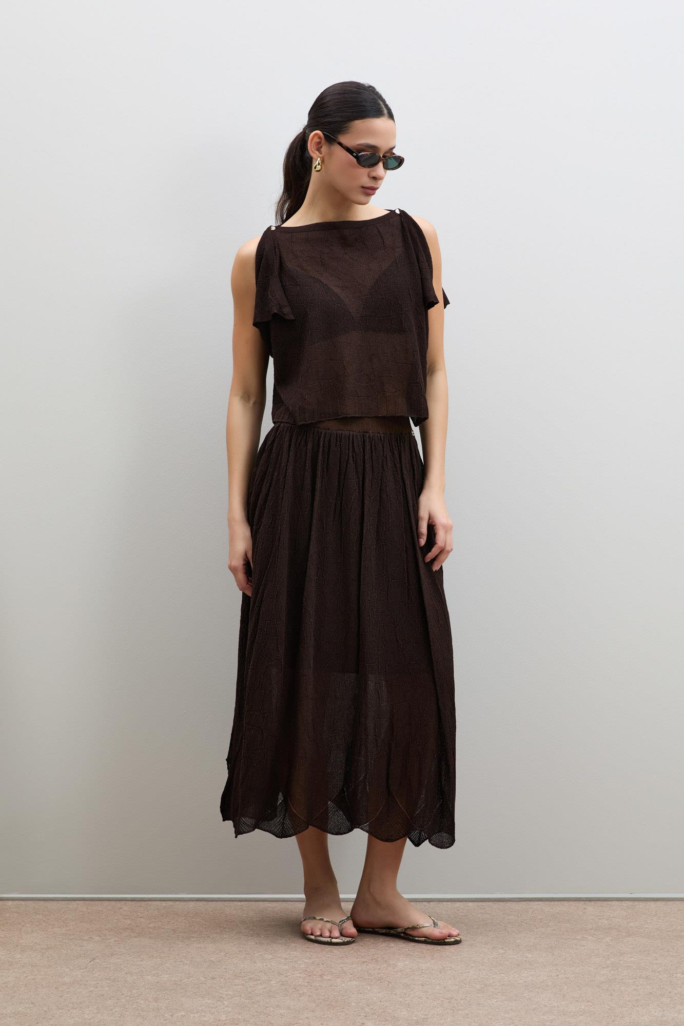 Полупрозрачный фактурный свитер с акцентом на плечах