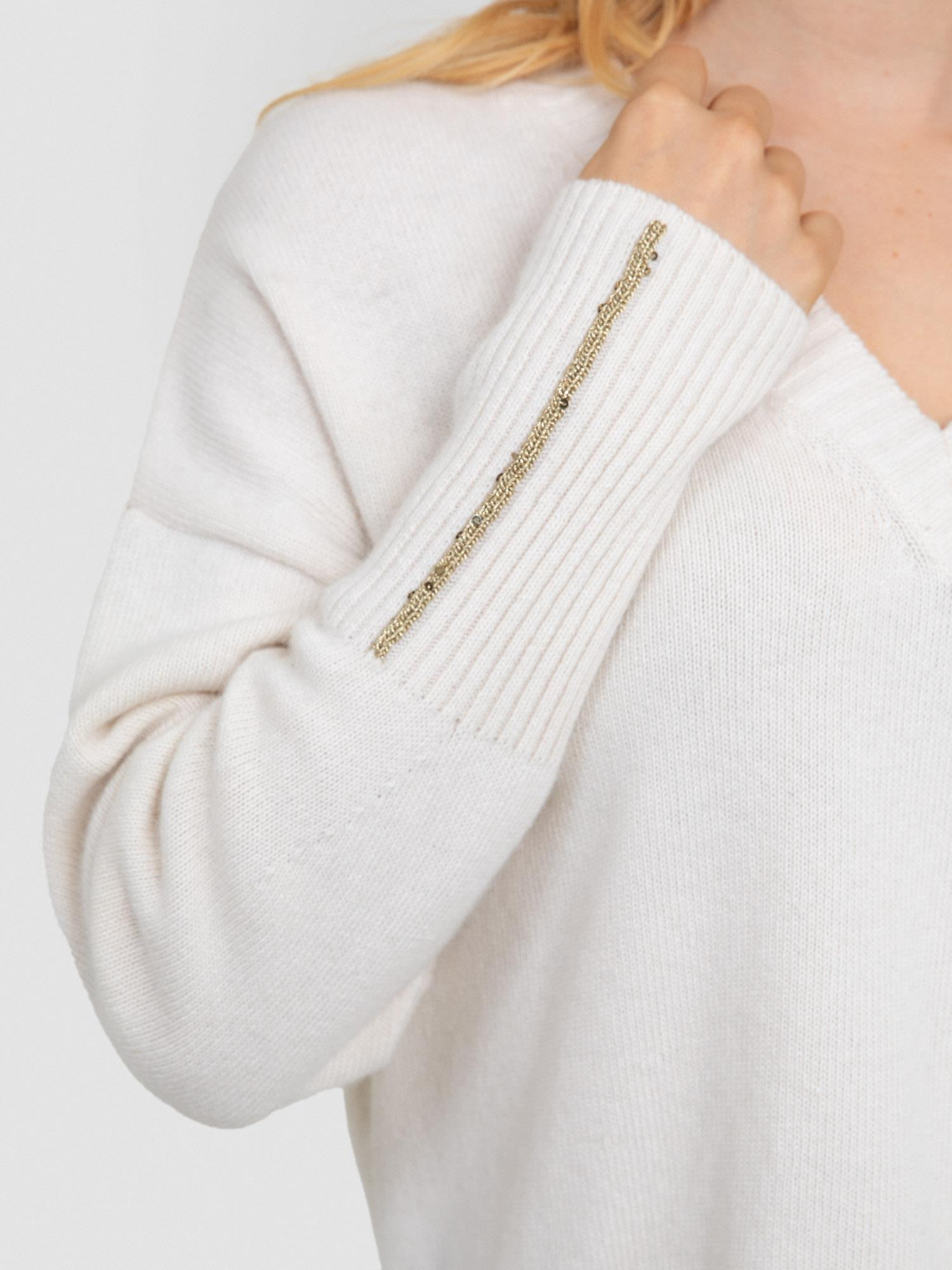 Yün Karışımlı V Yaka Metalik Şerit Detaylı Kazak