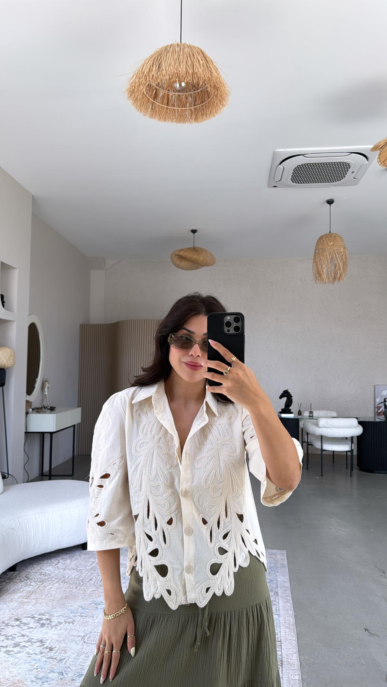 Bej İşlemeli Keten Gömlek