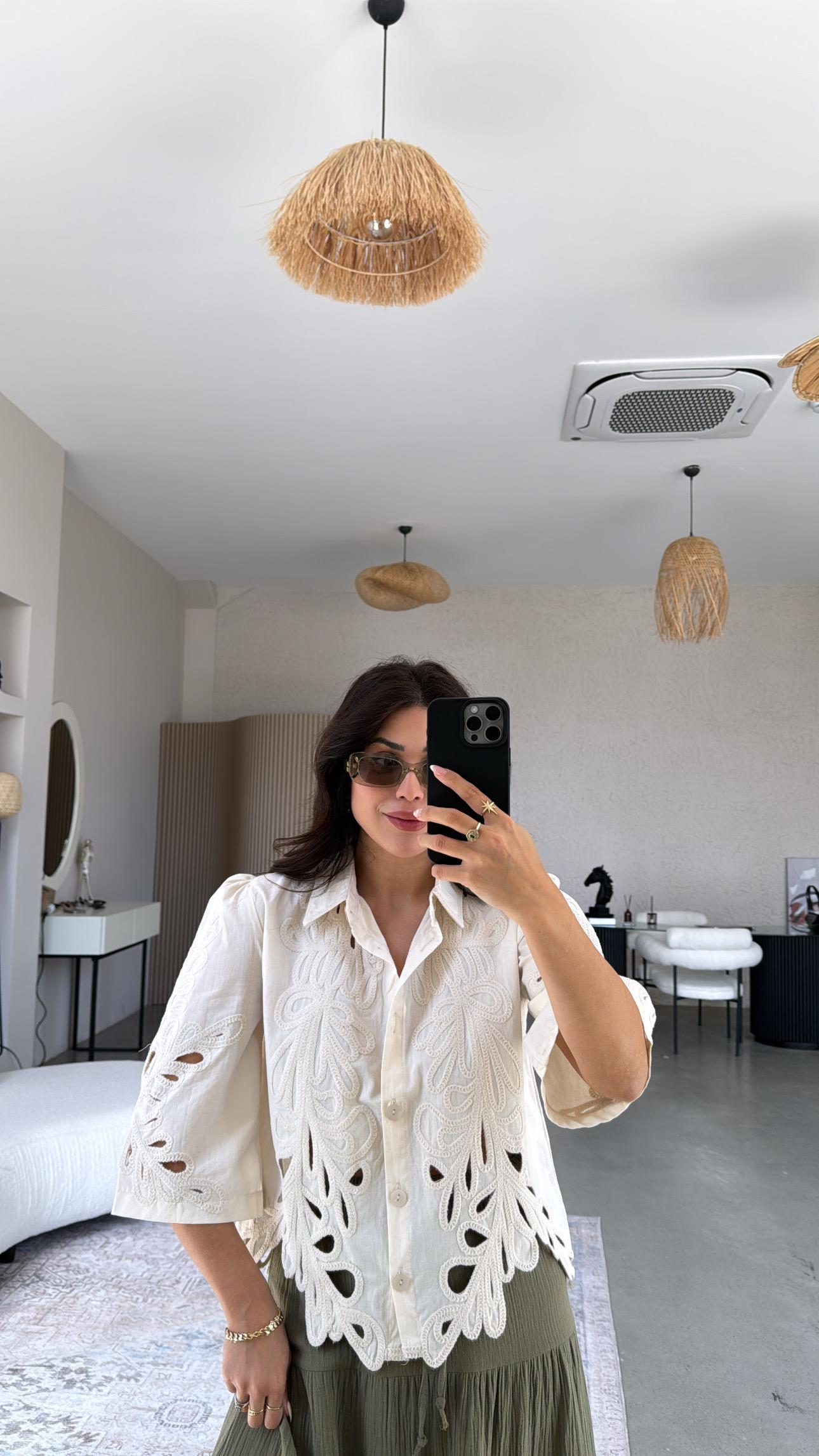 Bej İşlemeli Keten Gömlek