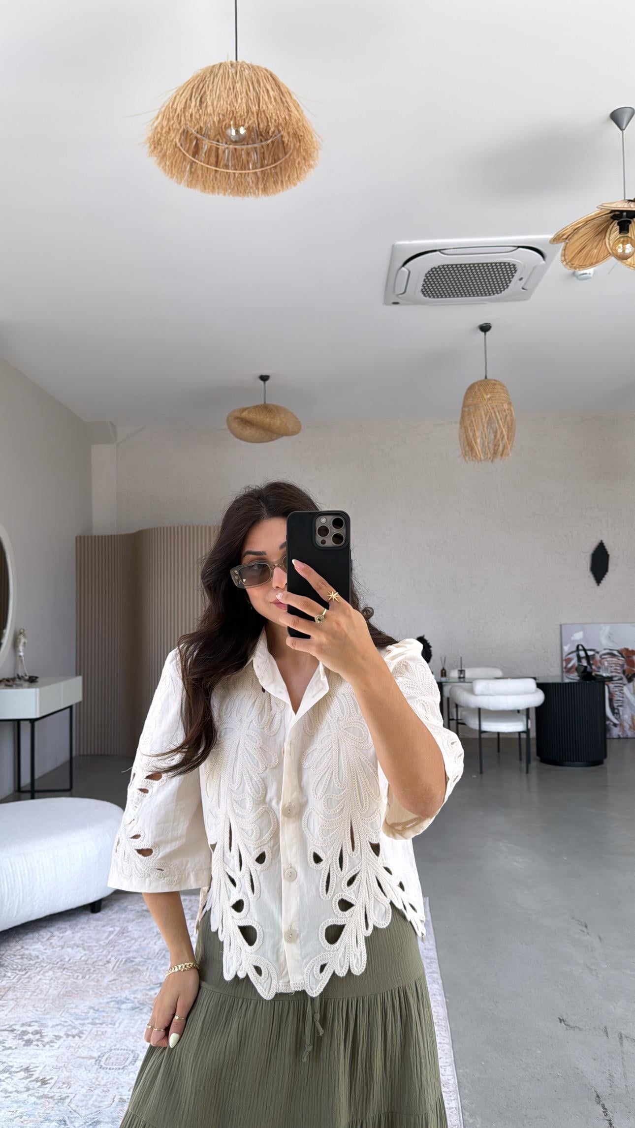 Bej İşlemeli Keten Gömlek