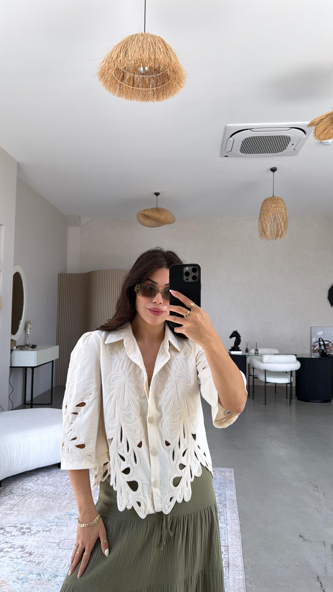 Bej İşlemeli Keten Gömlek