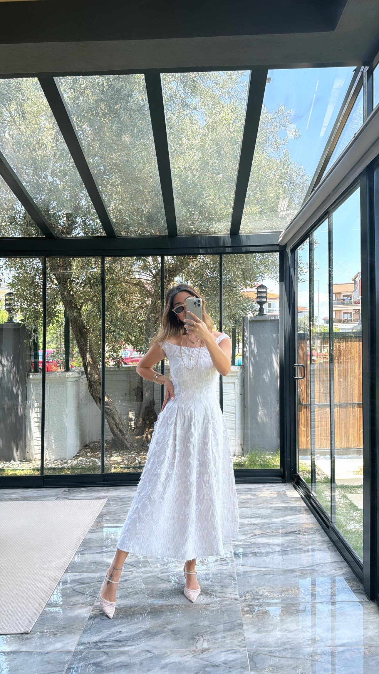 Beyaz Püsküllü Hera Elbise