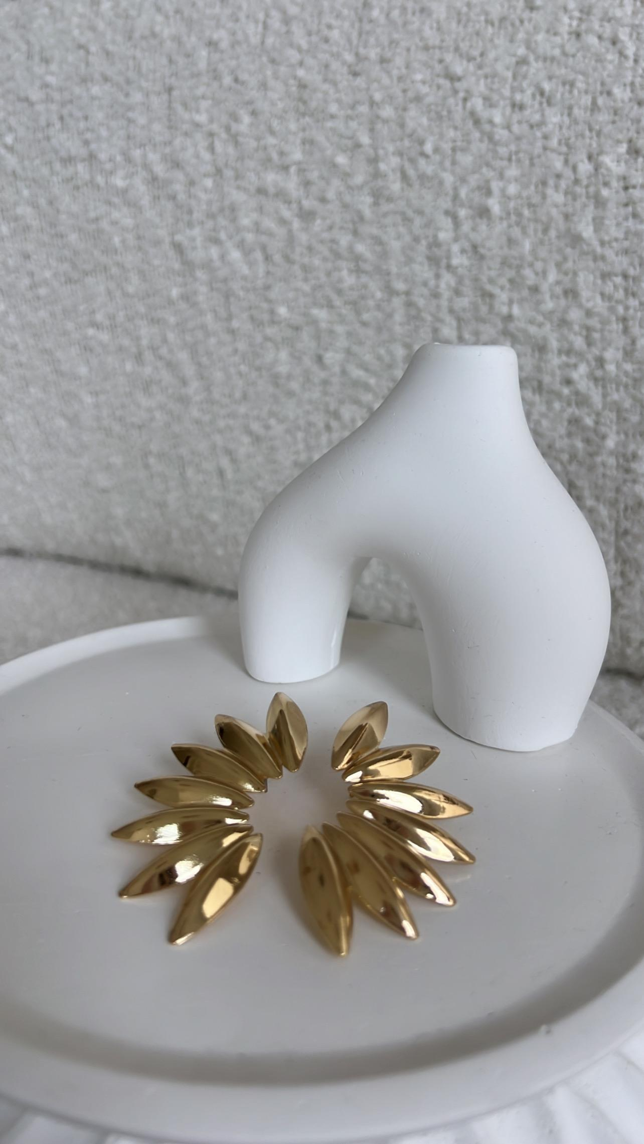 Gold Yarım Çiçek Modelli Küpe