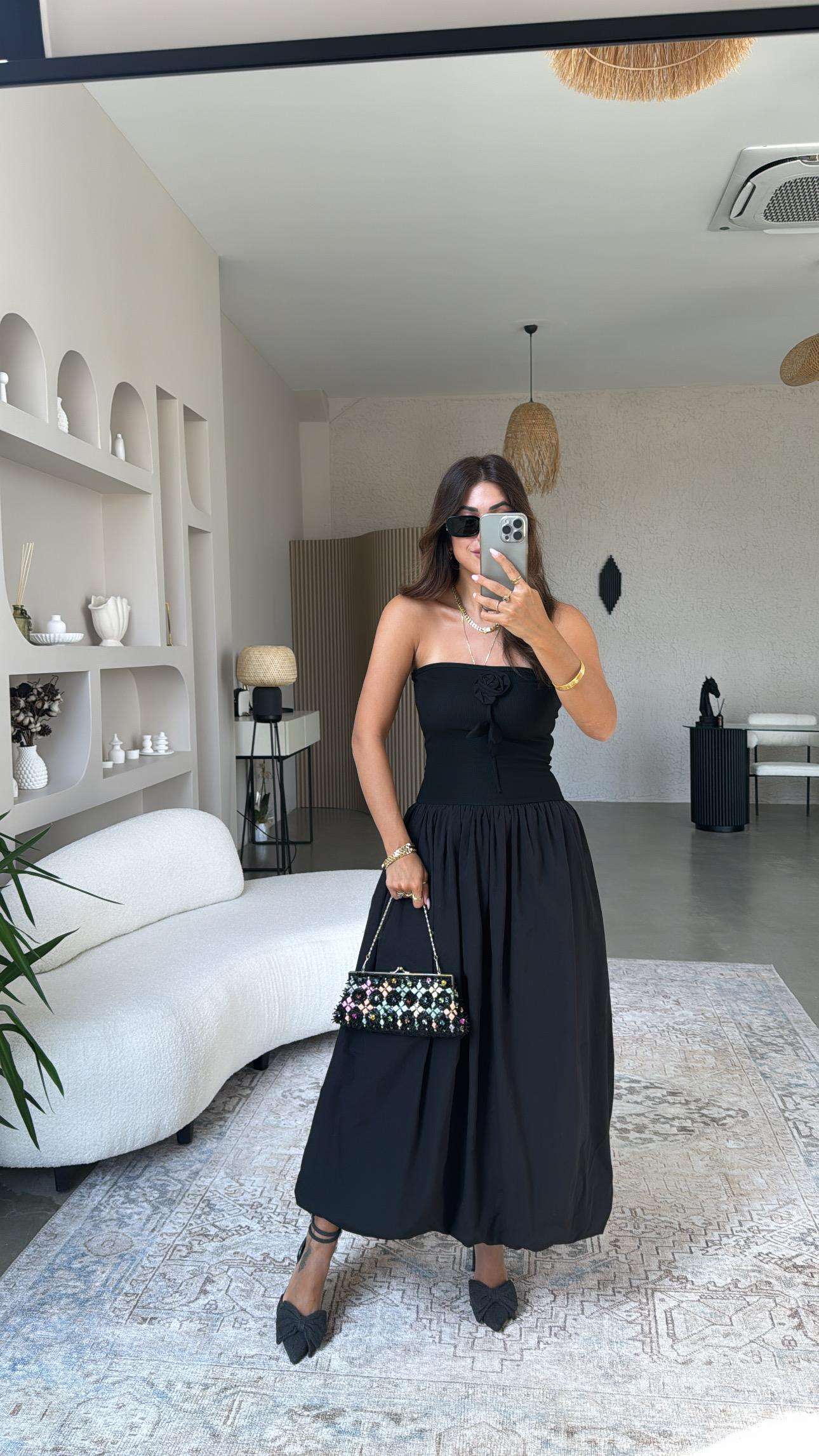 Gül Detaylı Siyah Straplez Elbise