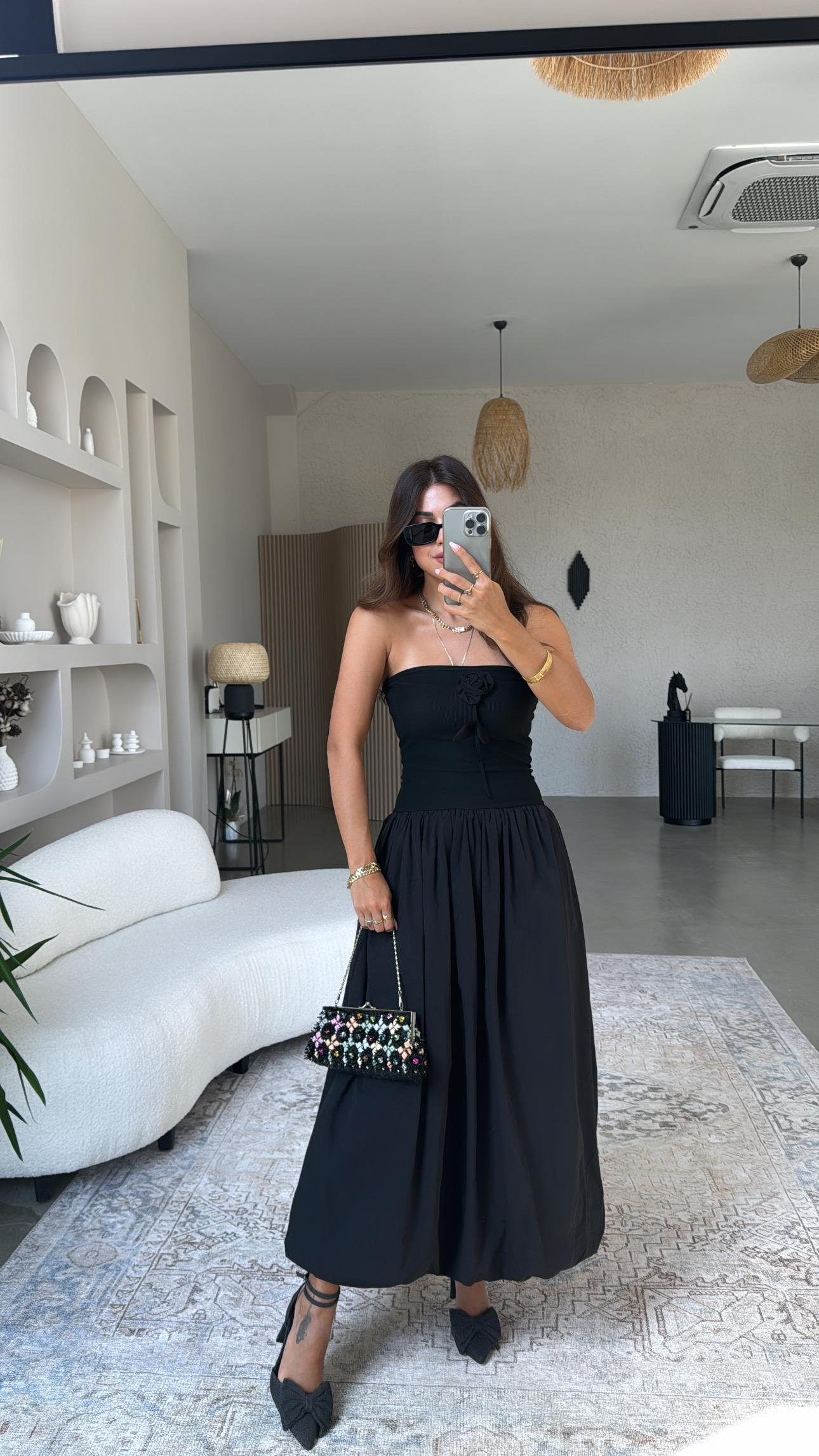 Gül Detaylı Siyah Straplez Elbise