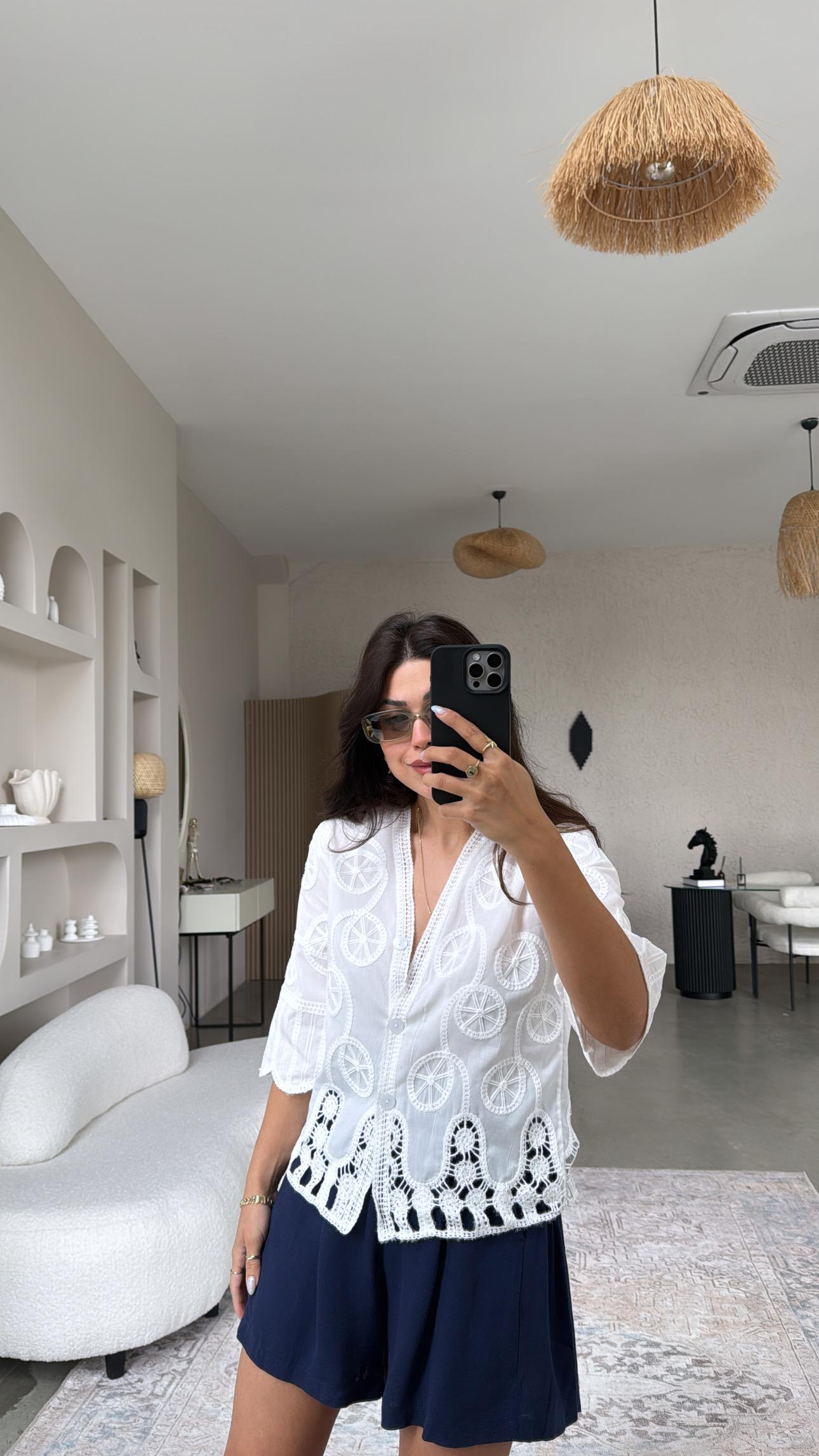 İşlemeli Beyaz Gömlek