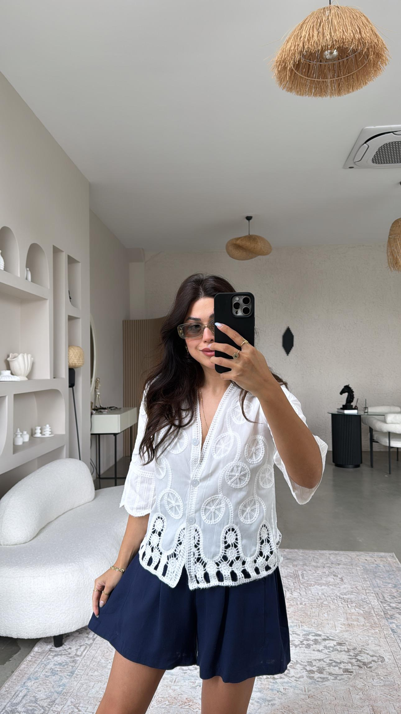 İşlemeli Beyaz Gömlek