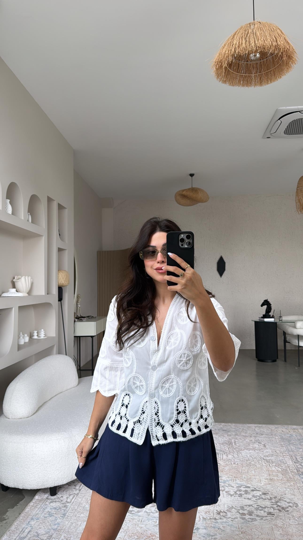 İşlemeli Beyaz Gömlek