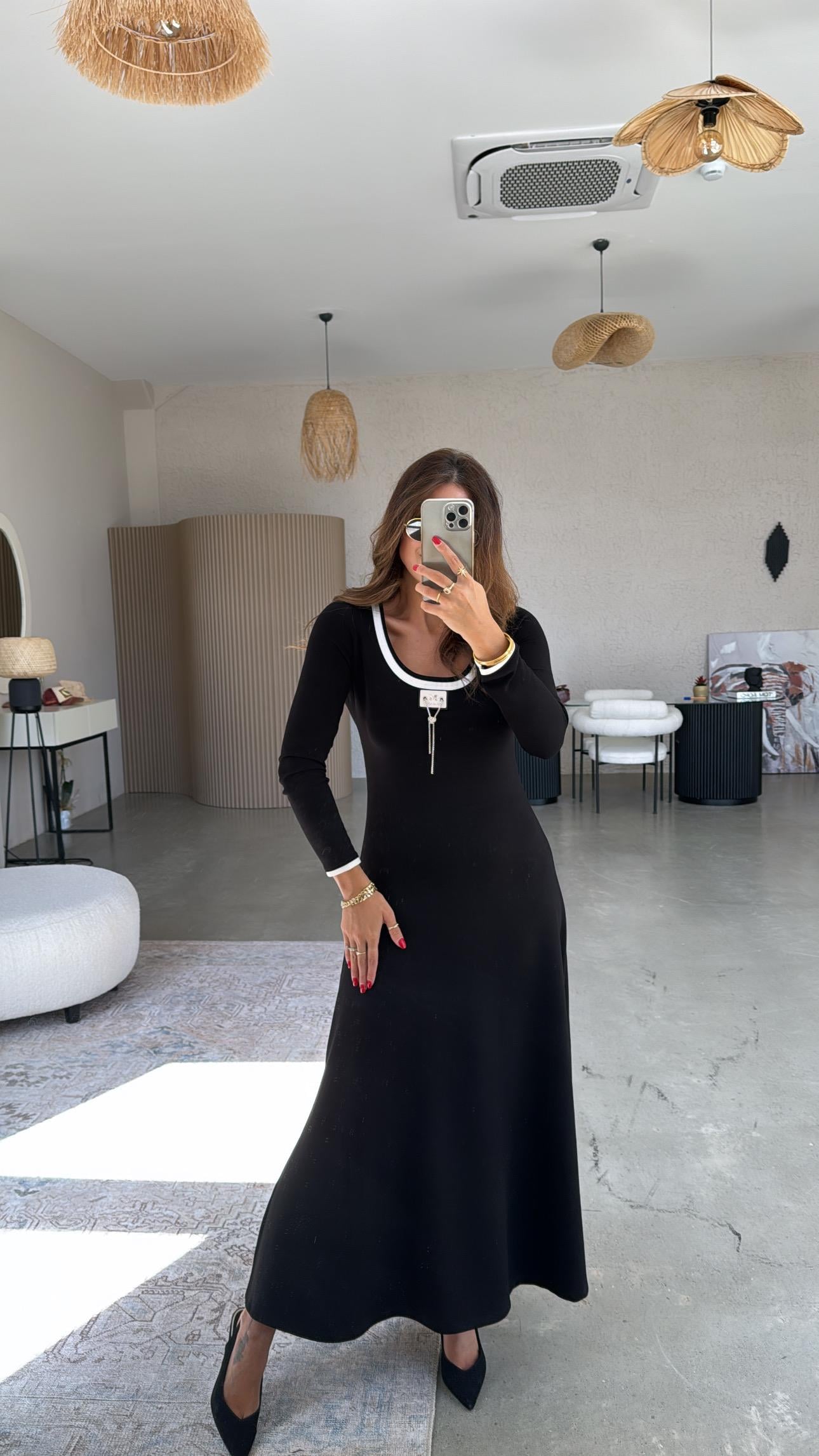 Siyah Aksesuarlı Uzun Kol Elbise