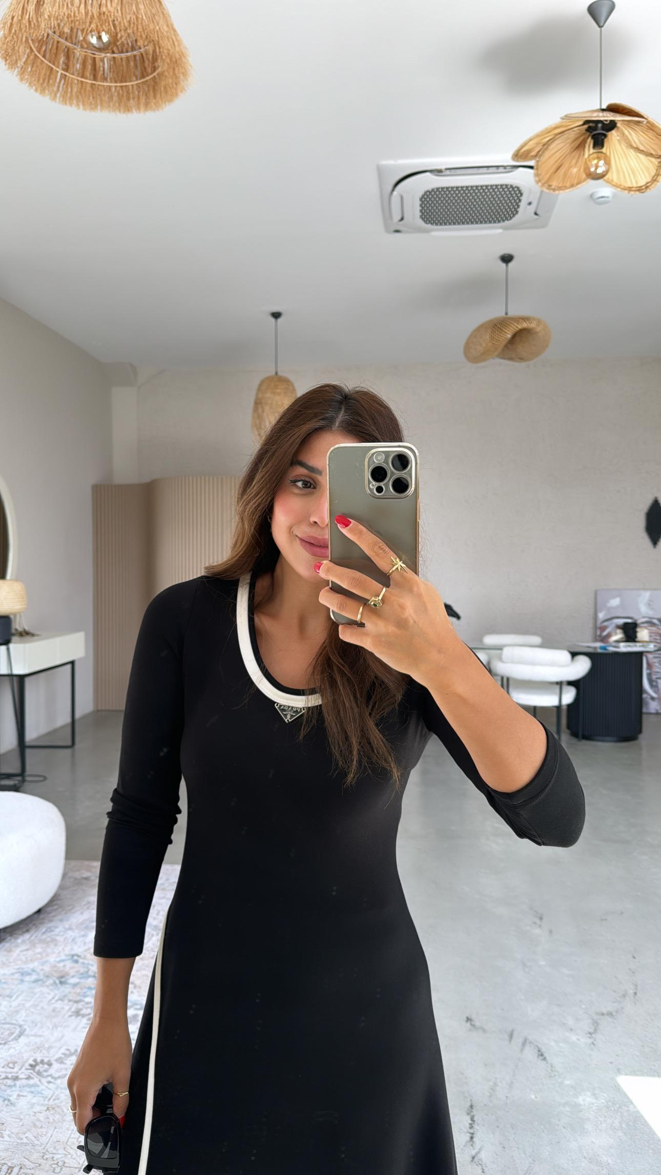 Siyah Armalı Biyeli Yırtmaçlı Elbise