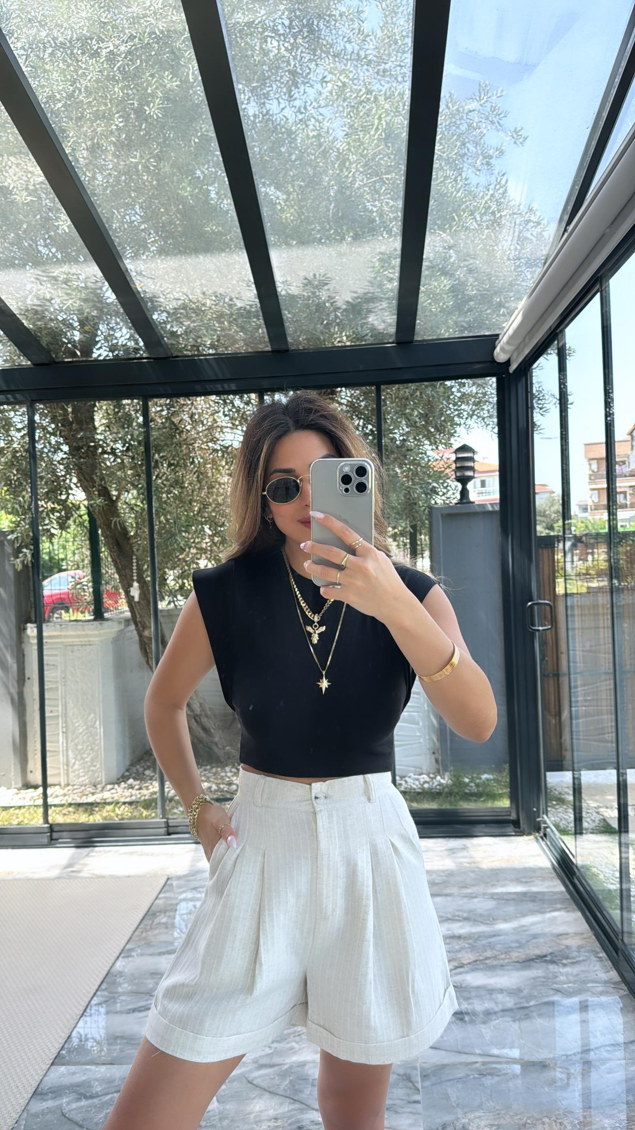 Siyah Dik Omuzlu Tshirt