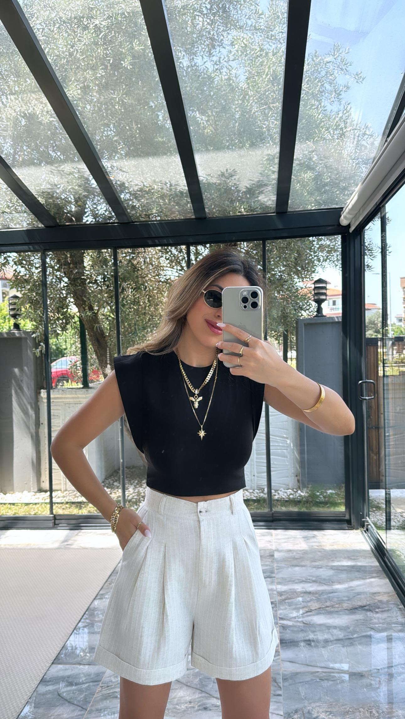 Siyah Dik Omuzlu Tshirt