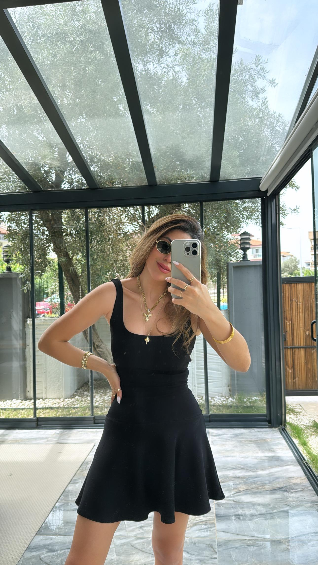 Siyah Eteği Volanlı Elbise