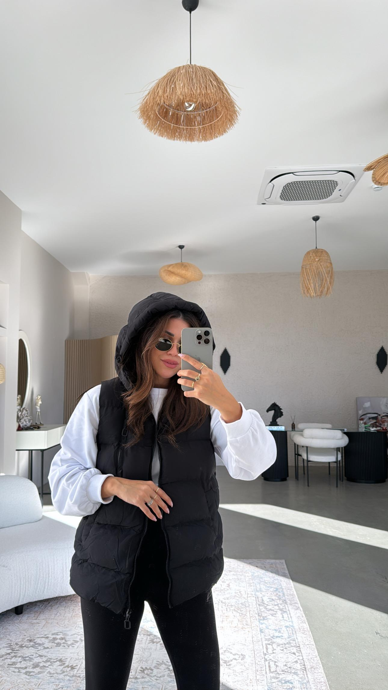 Siyah Kapüşonlu Yelek