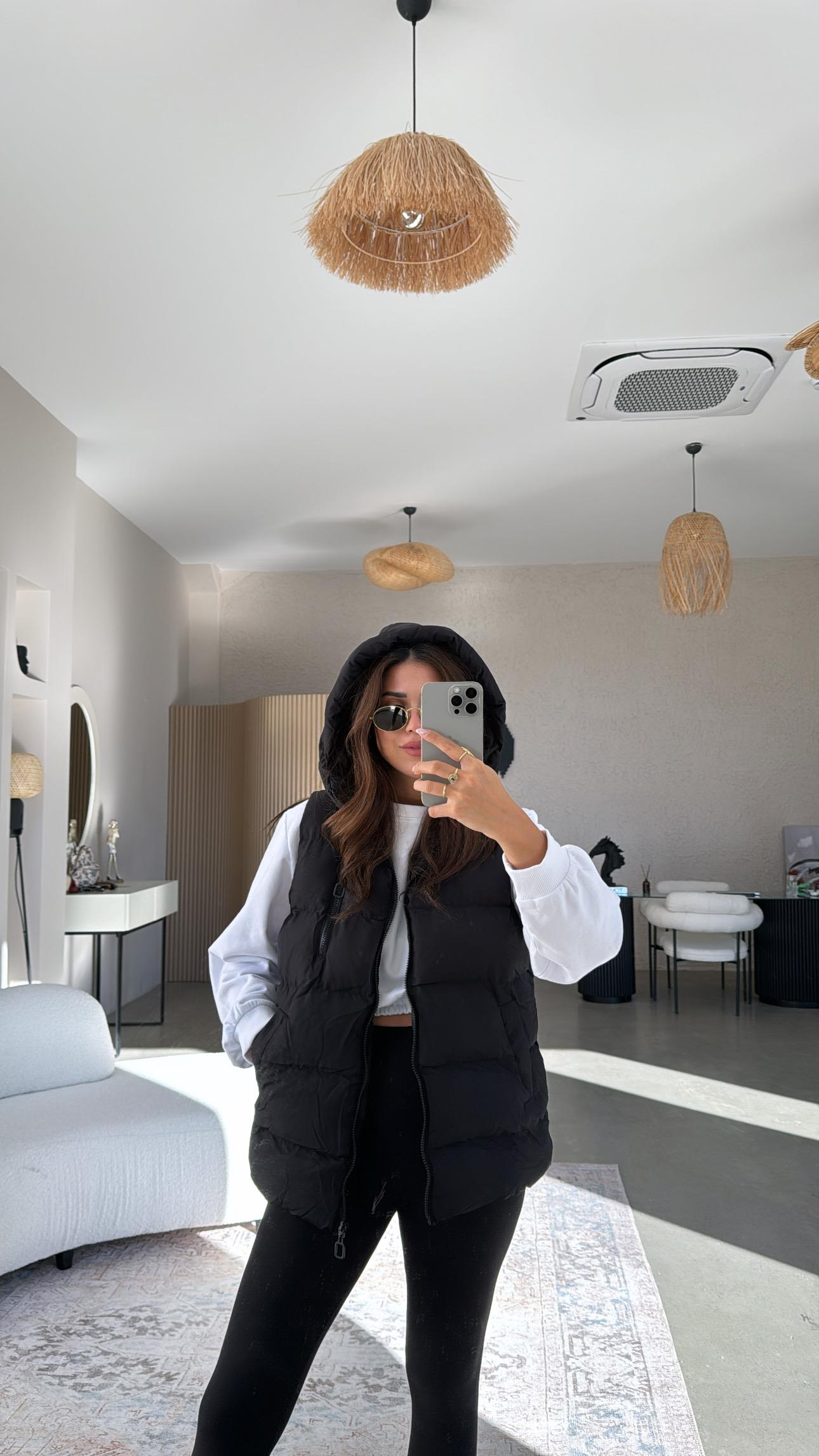 Siyah Kapüşonlu Yelek