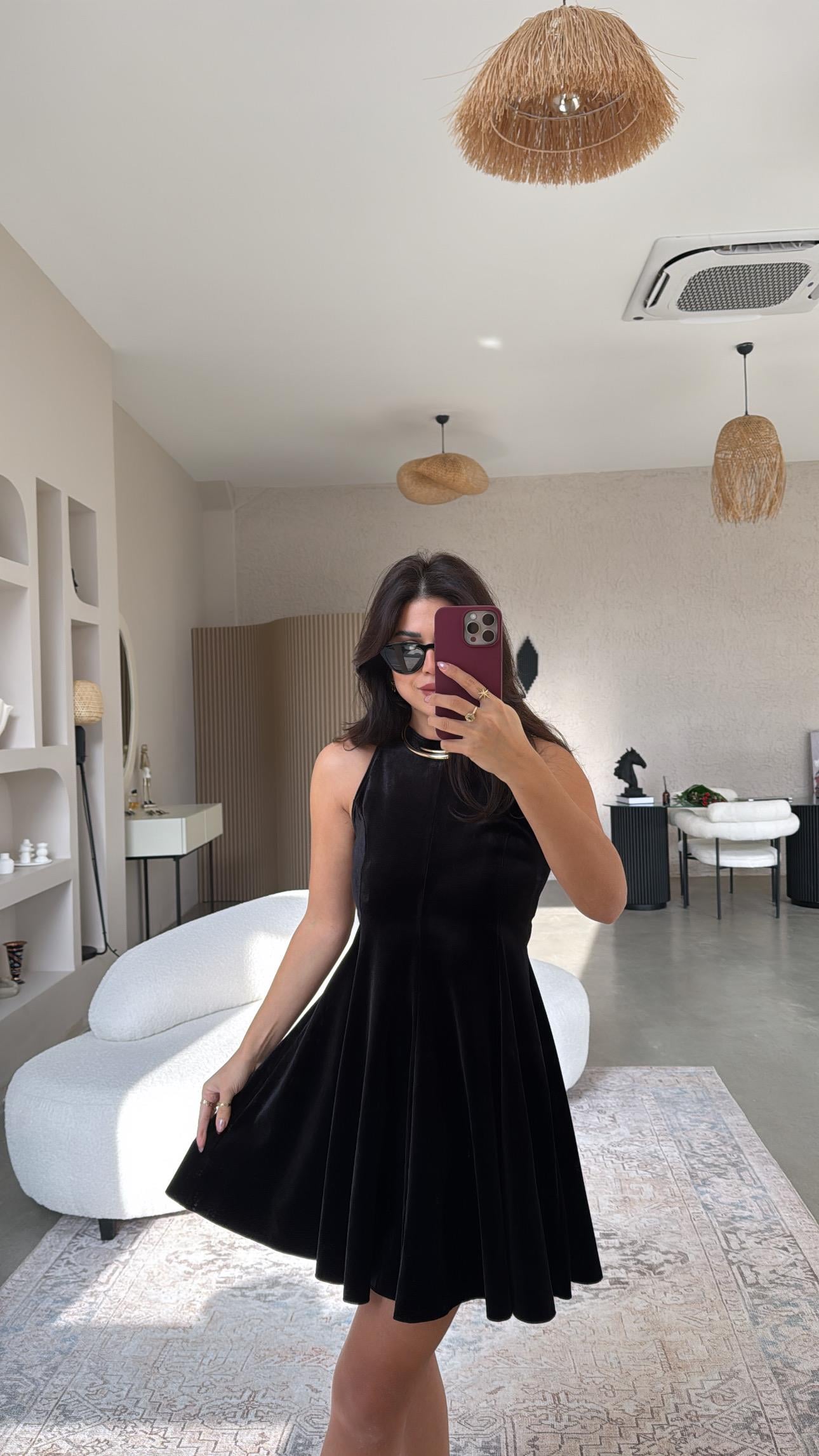 Siyah Kiloş Halter Yaka Kadife Elbise