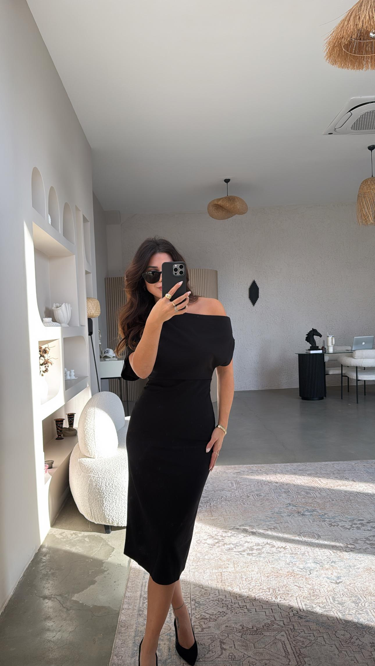 Siyah Krep Zr Model Omzu Açık Elbise