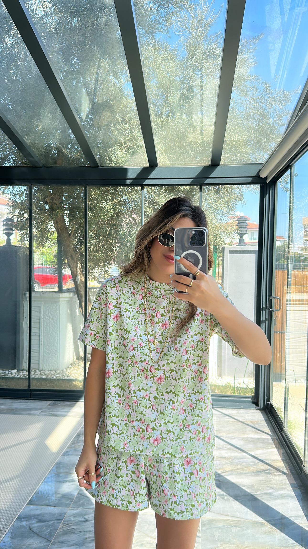 Yeşil Çiçekli Şortlu Takım