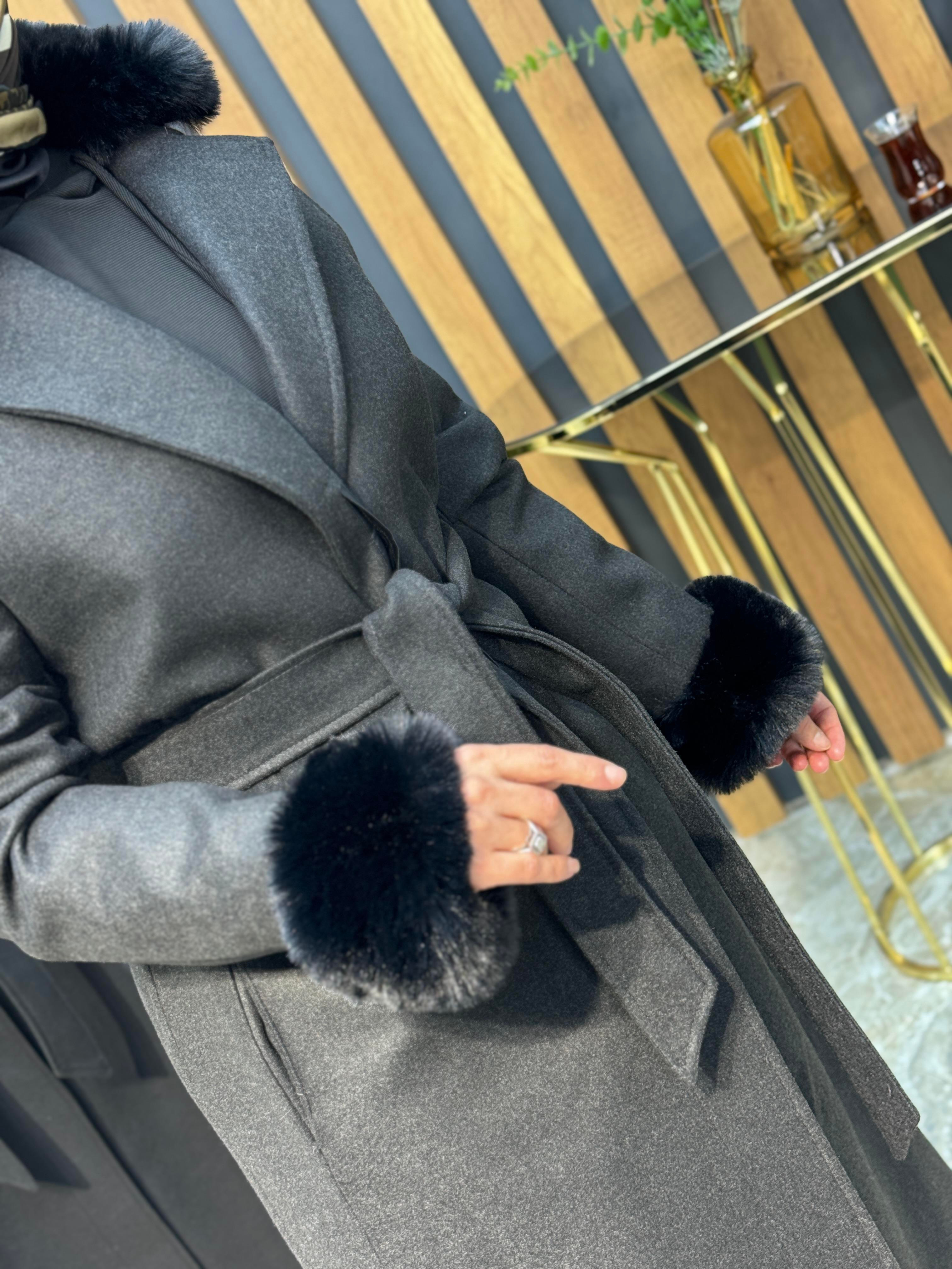 ARMİNE TREND KOL VE YAKASI KÜRKLÜ KAŞE KABAN-23KT804