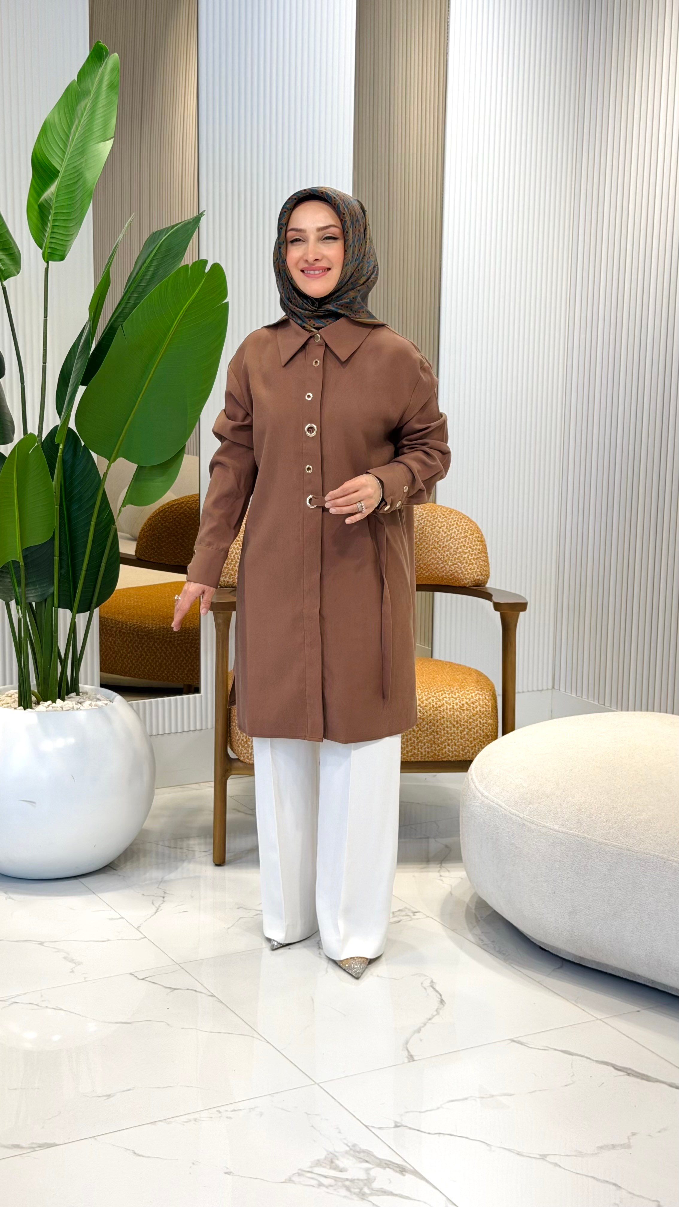 ARMİNE TREND ÖNÜ DÜĞMELİ KUŞGÖZÜ DETAYLI TUNİK CAMEL- 26KT431