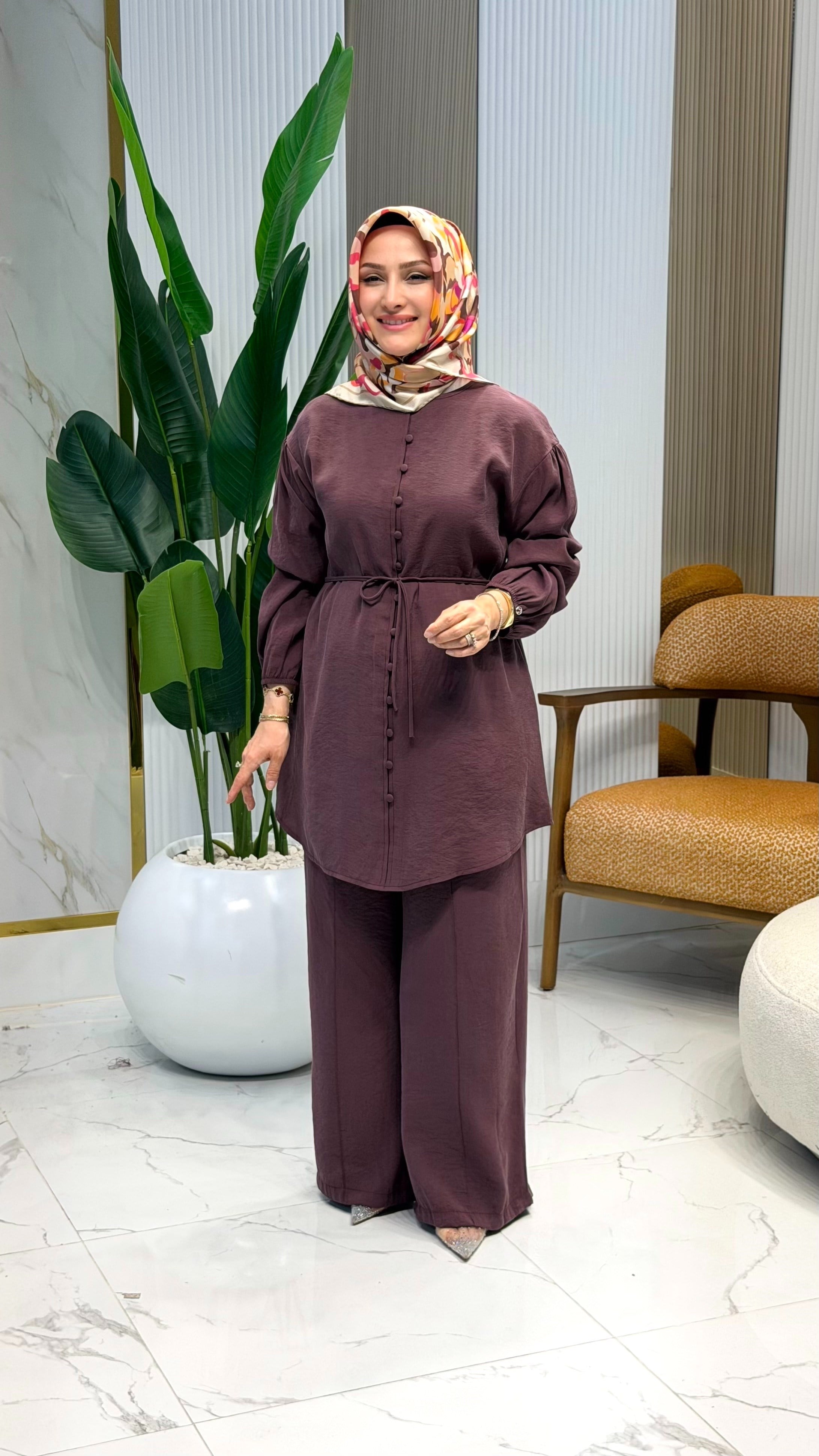 ARMİNE TREND SAHTE DÜĞME DETAYLI BELİ İPLİ PANTOLONLU TAKIM MÜRDÜM- 26YT678