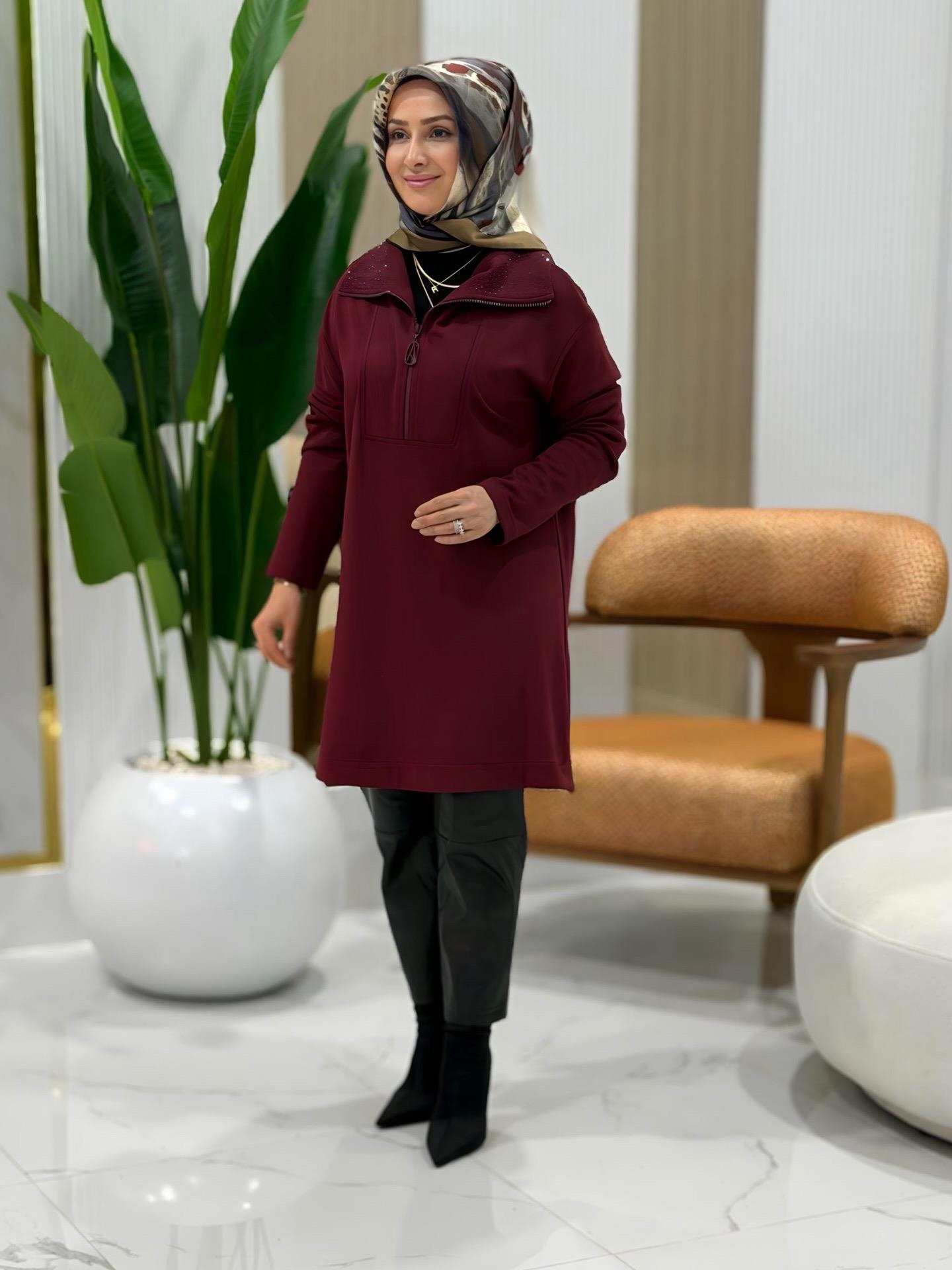 ARMİNE TREND YAKA TAŞ İŞLEMELİ YARIM FERMUARLI TUNİK MÜRDÜM- 25K406