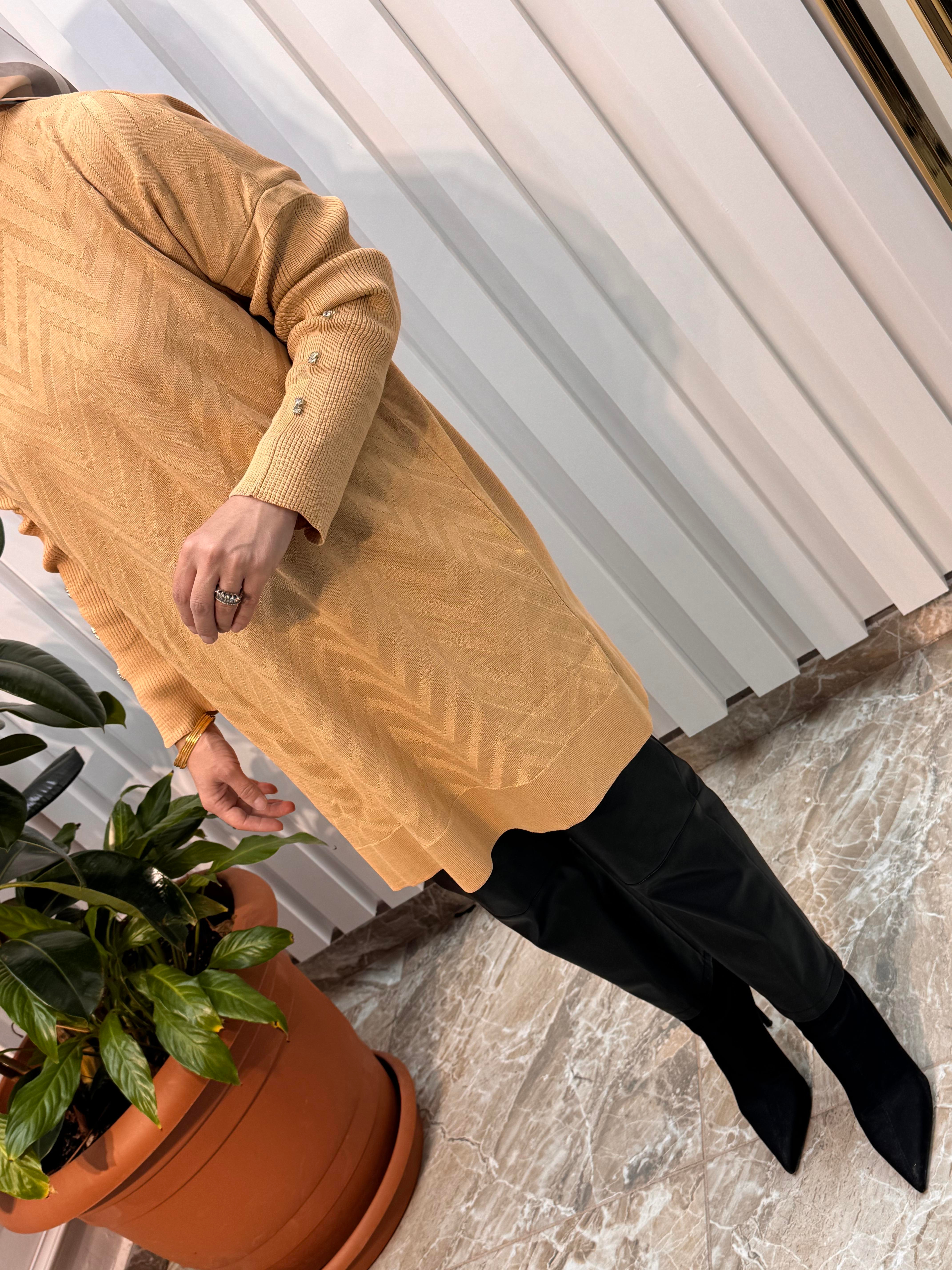 KADO KOLLARI TAŞ DETAYLI KENDİNDEN DESENLİ TRİKO TUNİK-24130