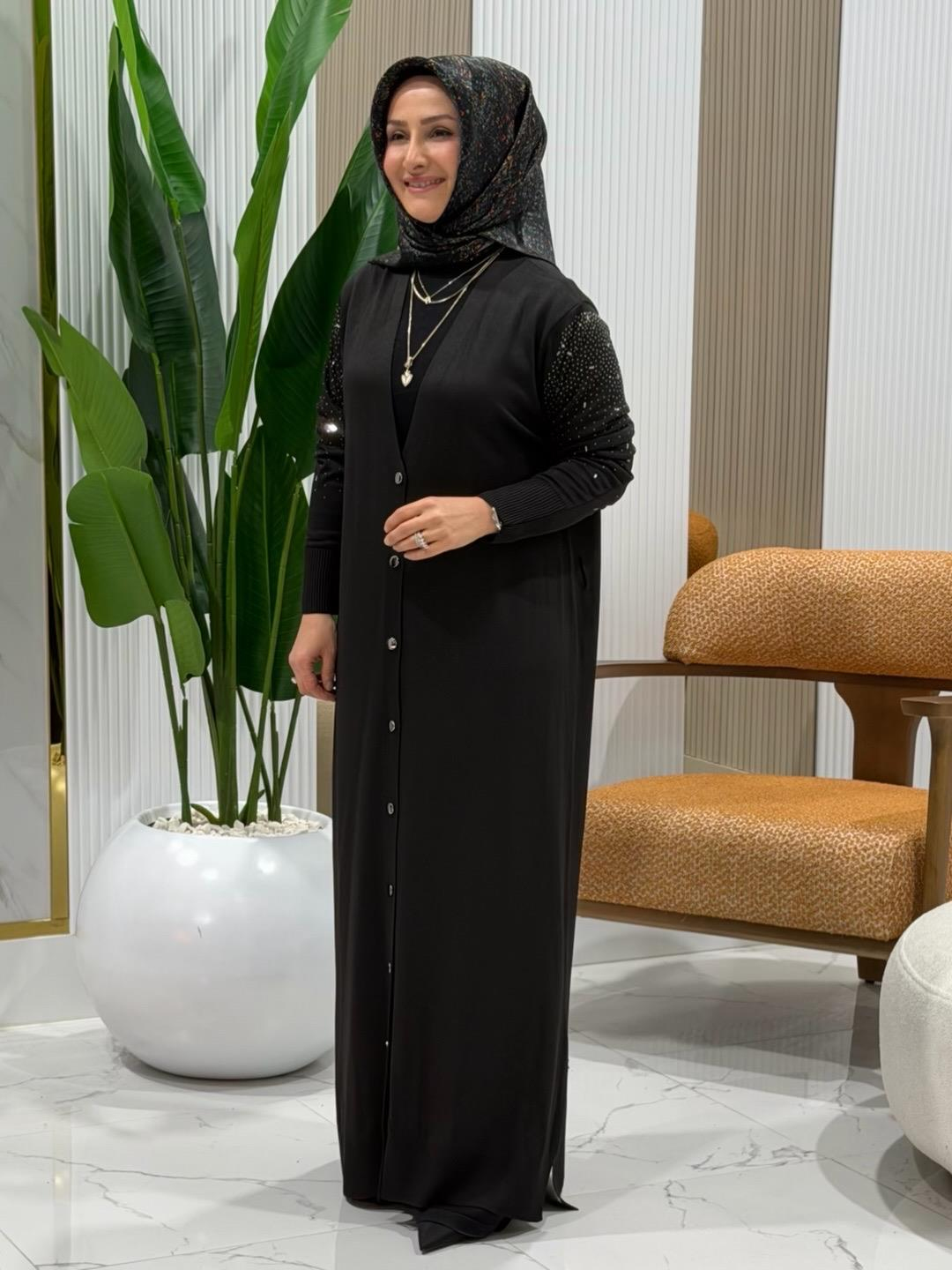 KADO ÖNÜ DÜĞMELİ KOLU TAŞ DETAYLI TRİKO HIRKA SİYAH- 2725003